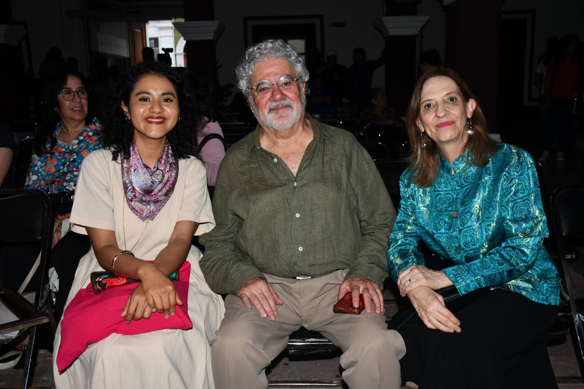 $!Ana García Bergua (derecha) acompañada de su esposo, el músico Eduardo Piastro y Nadia López García, coordinadora de Literatura del INBAL.