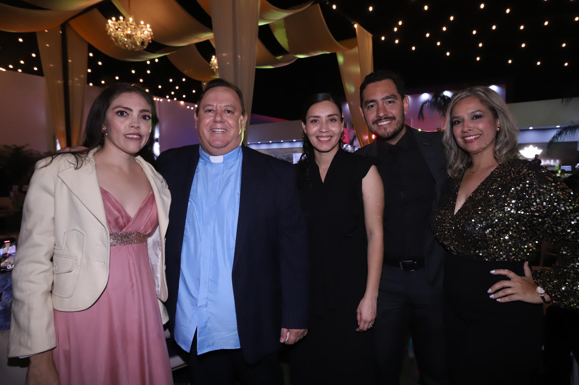 $!Diana Orrante, Padre Heriberto, Andrea Castaños, Guillermo Rojas y Martha Muñoz.