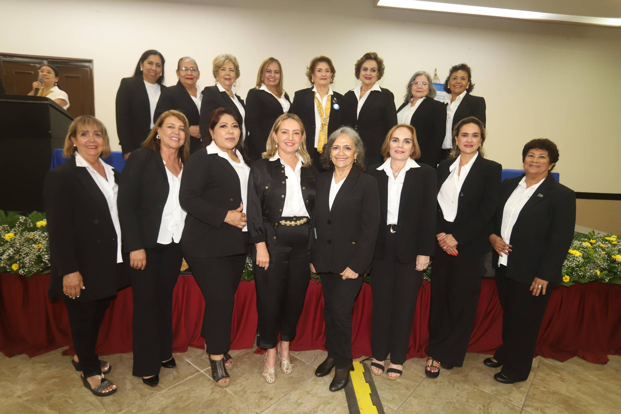 $!Coco Urrea de Valadés junto a su equipo de trabajo rindió protesta como la nueva mesa directiva para el periodo 2025-2026.