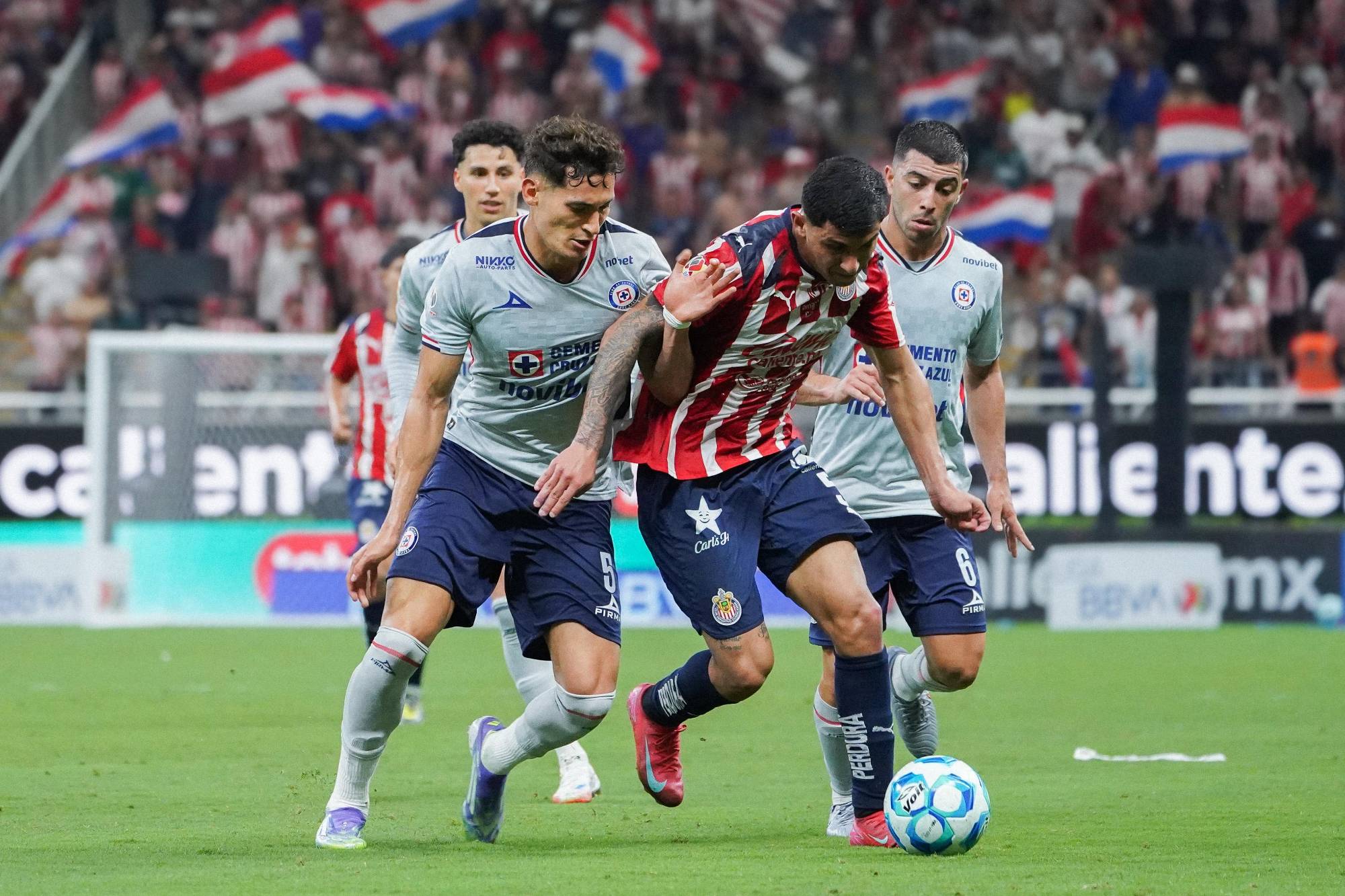 $!Cruz Azul vence a Chivas en duelo polémico