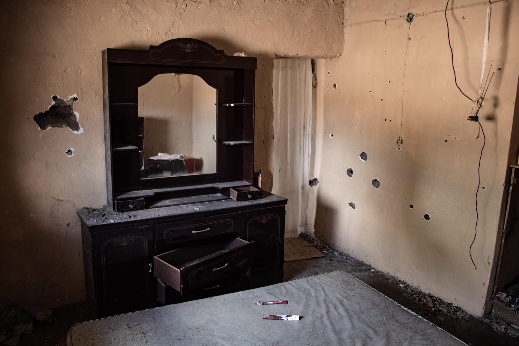 $!Muchas de las viviendas en la comunidad jerezana de Sarabia lucen baleadas. Colchones con rastros de sangre completan el cuadro de la tragedia.