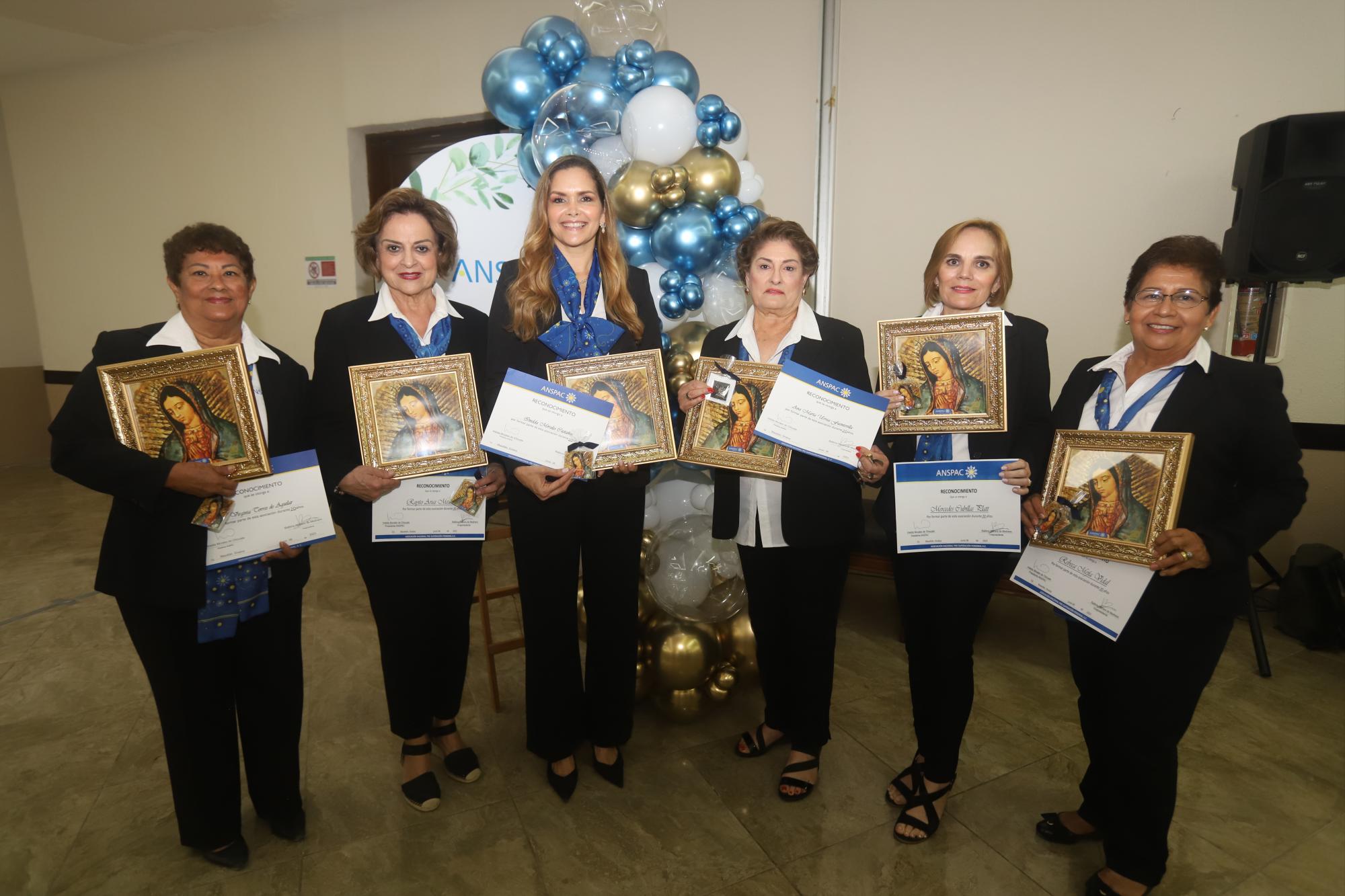 $!Vicky de Aguilar, Rayito Arias de Rodríguez, Imelda Morales de Chicuate, Ana María Urrea de Valadés, Mercedes Cubillas de Henderson y Rebeca Mejía cumplieron 20 años en Anspac Mazatlán.
