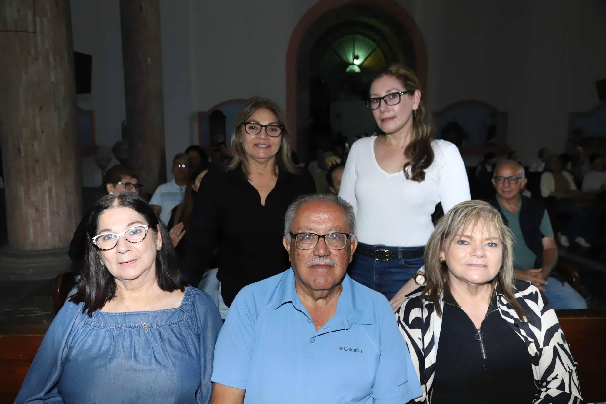$!Guadalupe, Karina y Patricia Manjarrez junto a Víctor Hugo Heredia y Teresa Manjarrez.