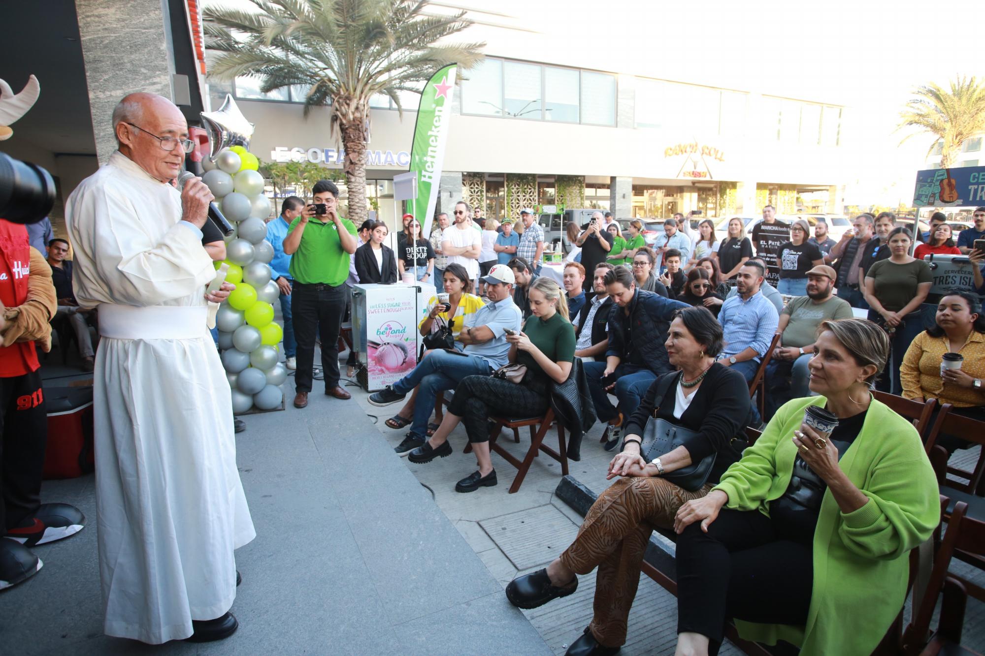 $!El Padre Amador Campos bendijo las instalaciones.