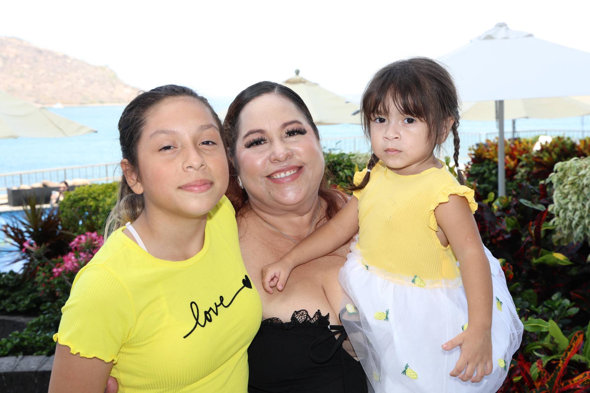 $!Beda Carolina entre sus hijas Helena Sofía y Zoé González Tiznado.