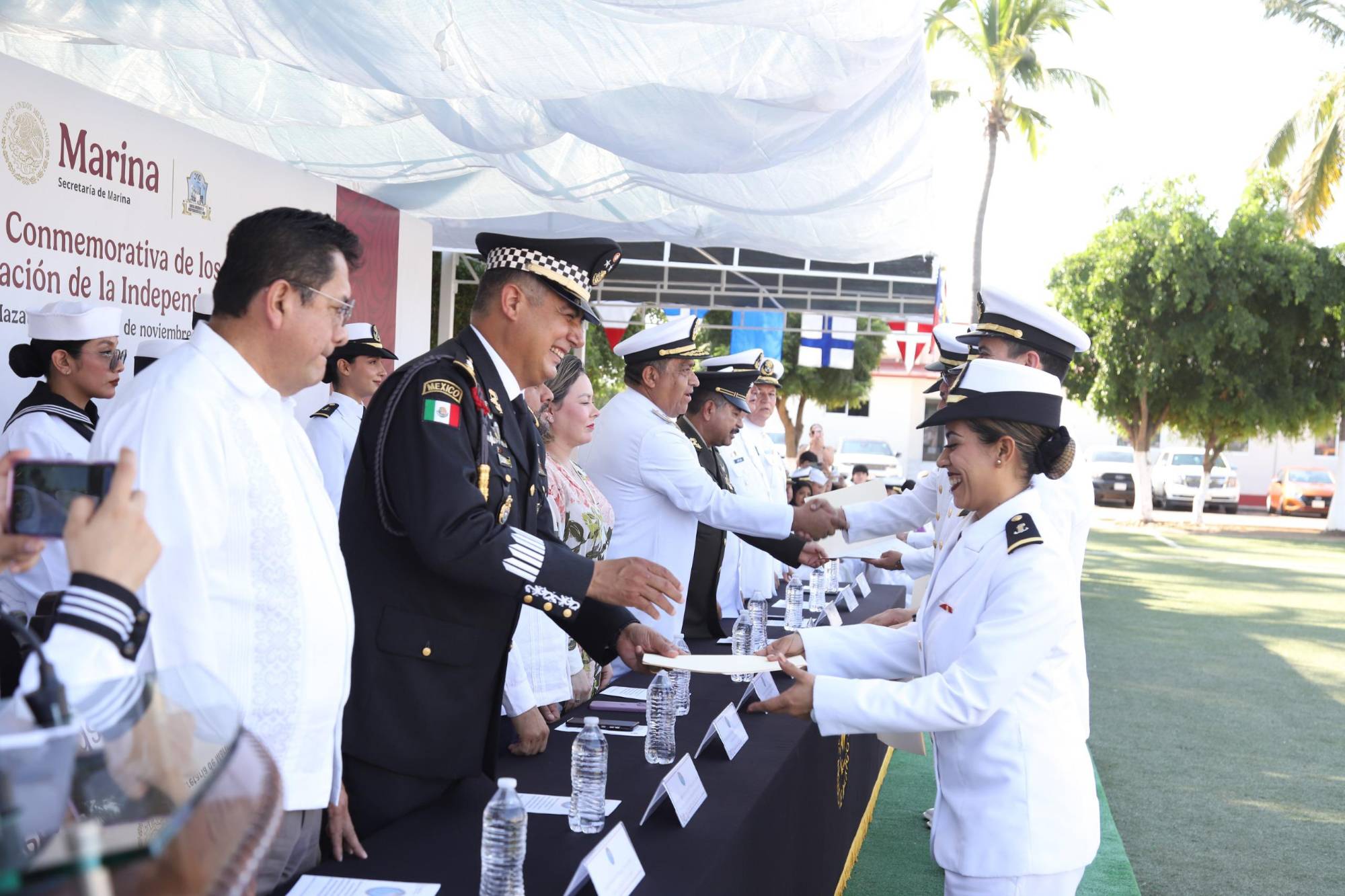 $!Armada de México celebra 200 años de independencia en la mar y entrega ascensos en Mazatlán