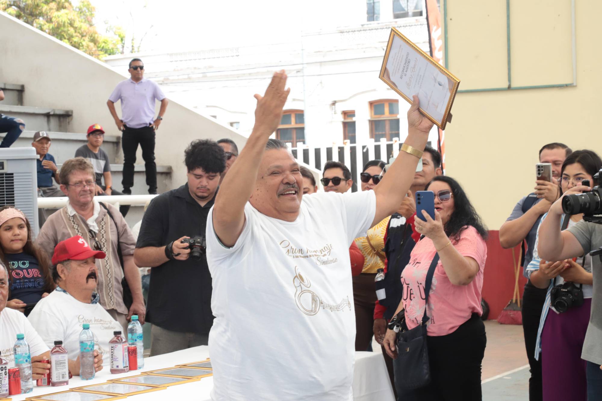 $!Isidro Romero agradece al público su reconocimiento.