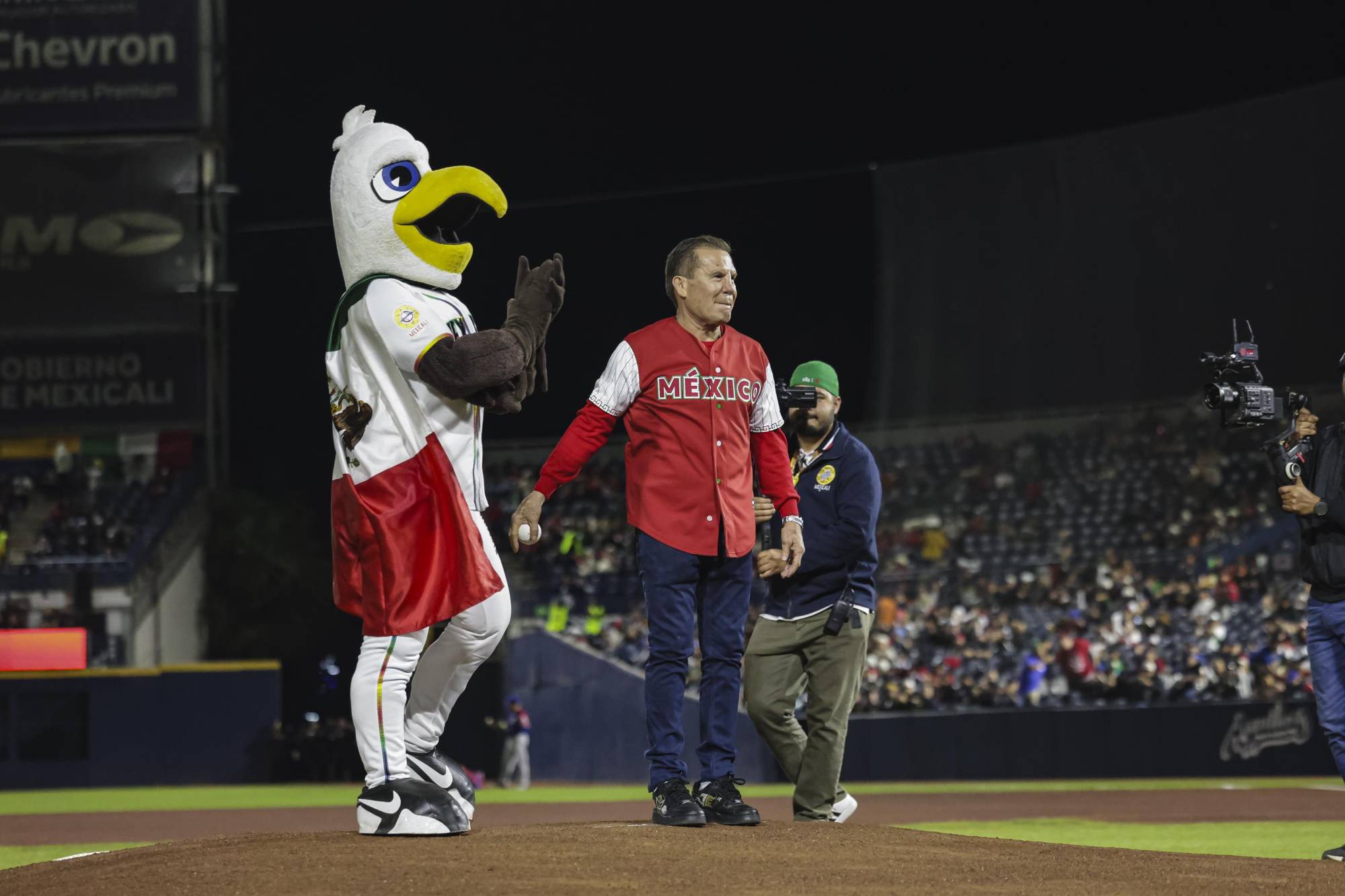 $!Julio César Chávez lanza la primera bola en final de la Serie del Caribe
