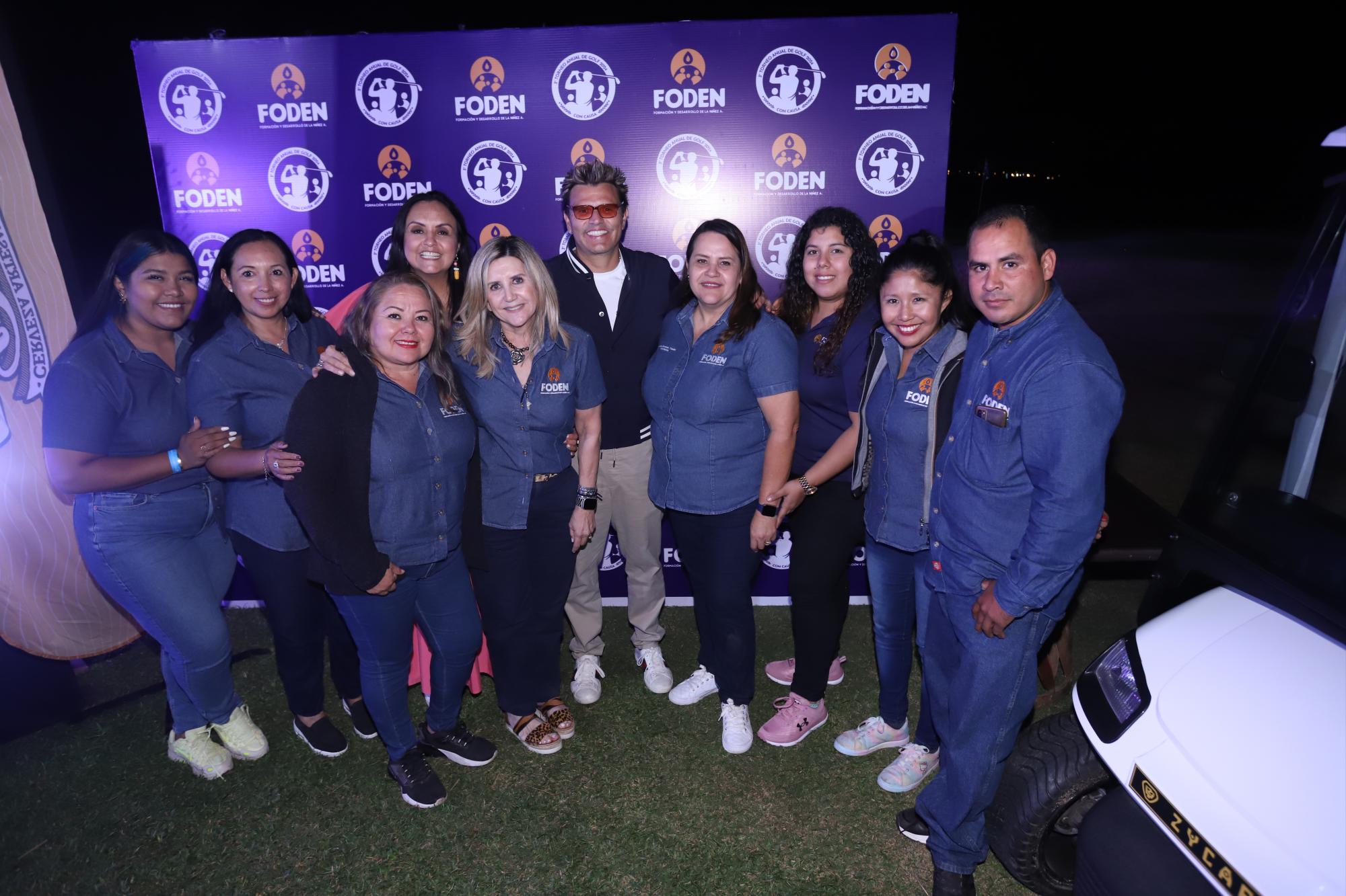 $!Amado Guzmán Reynaud entre integrantes del staff de Foden.