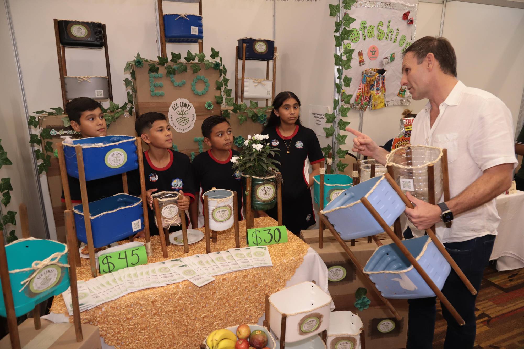 $!Antonio López Puerta felicita por su proyecto al equipo de Eco Conti, de la Escuela Bicentenario, integrado por Axel Martínez, Dereck Cebreros, Pablo Villaseñor y Andrea Rodríguez.