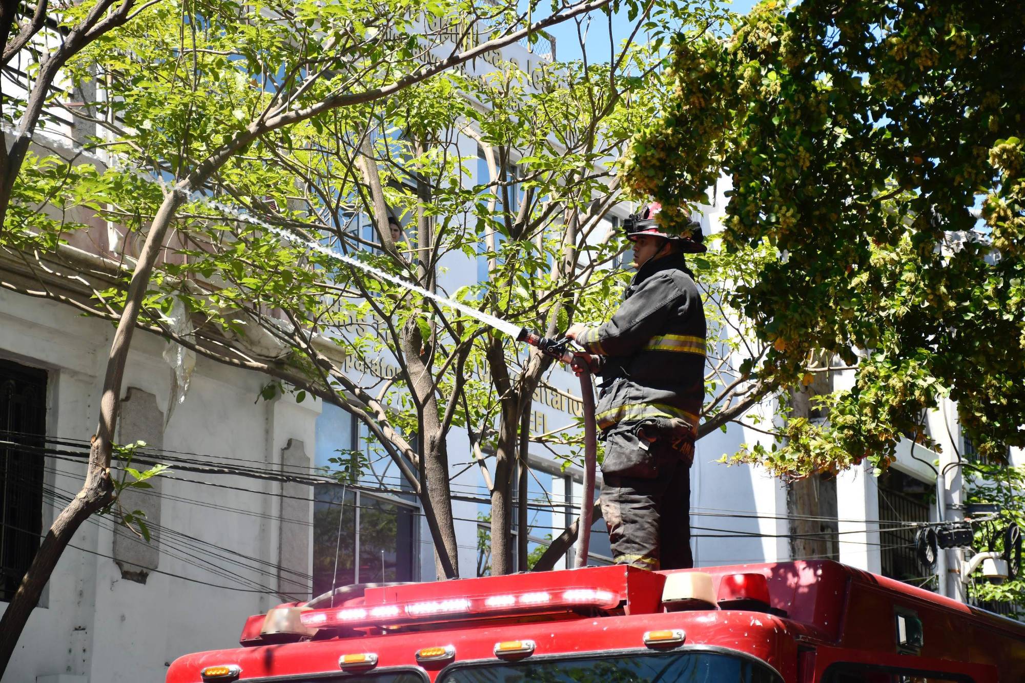 $!Incendio por cortocircuito provoca la movilización de Bomberos Veteranos en el centro de Culiacán