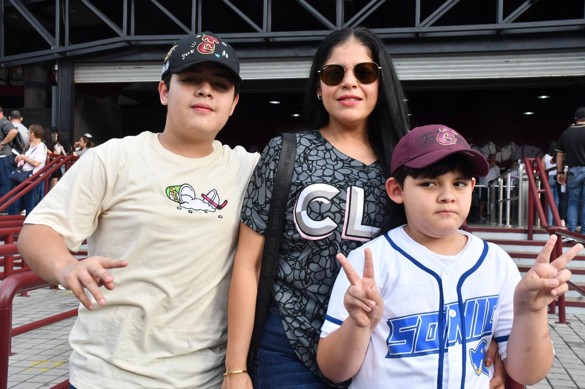 $!Mayra Montoya Torrecillas con los pequeños Luis y Alejandro.