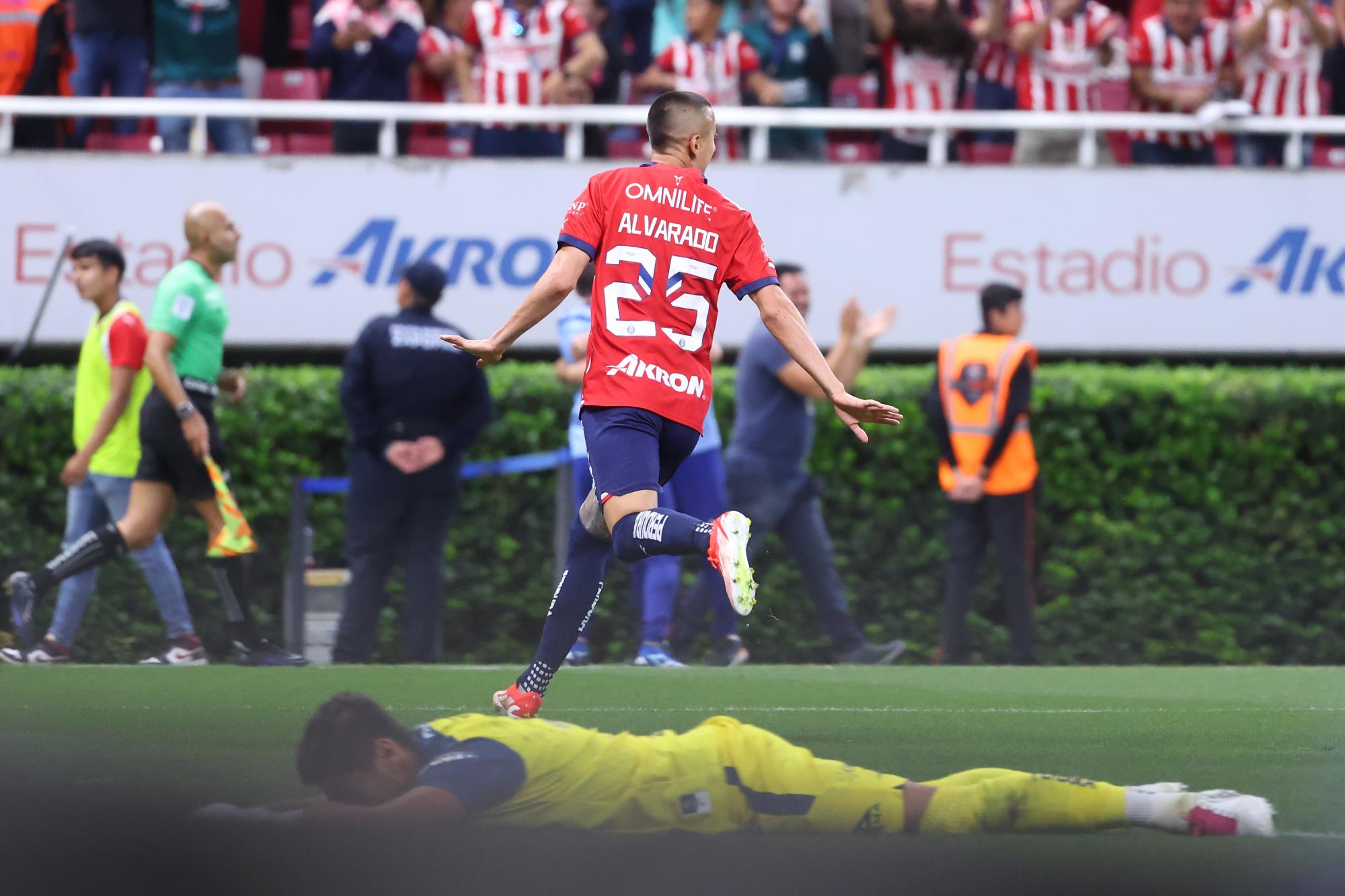 $!Chicharito marca su primer gol del torneo en triunfo de Chivas ante Puebla