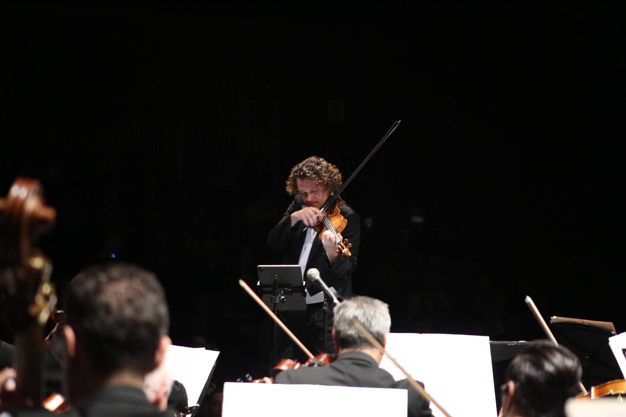 $!El público pudo apreciar el virtuosismo del director al violín.