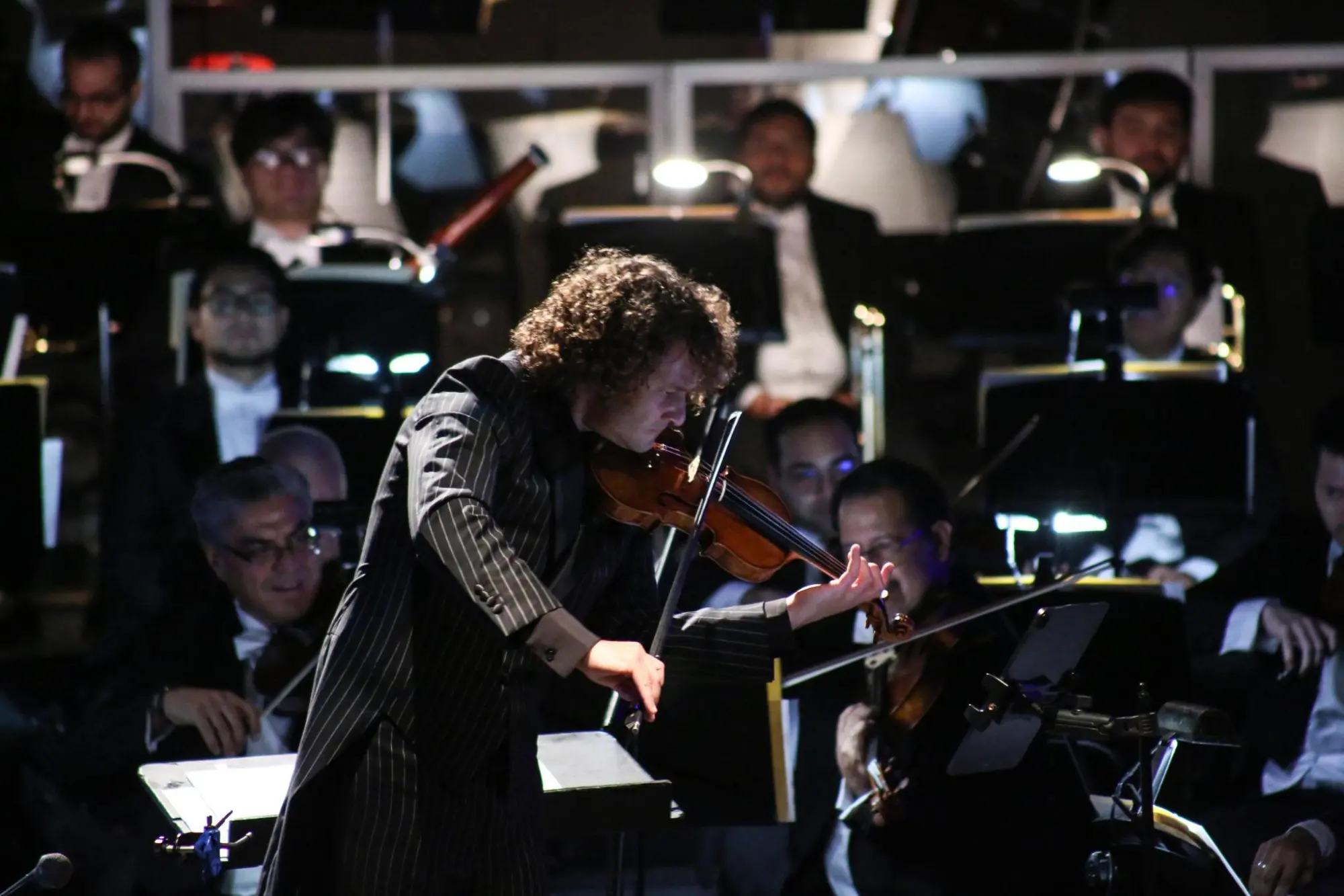 $!El maestro Alexandre Da Costa dirigió el espectáculo y participó como violinista.