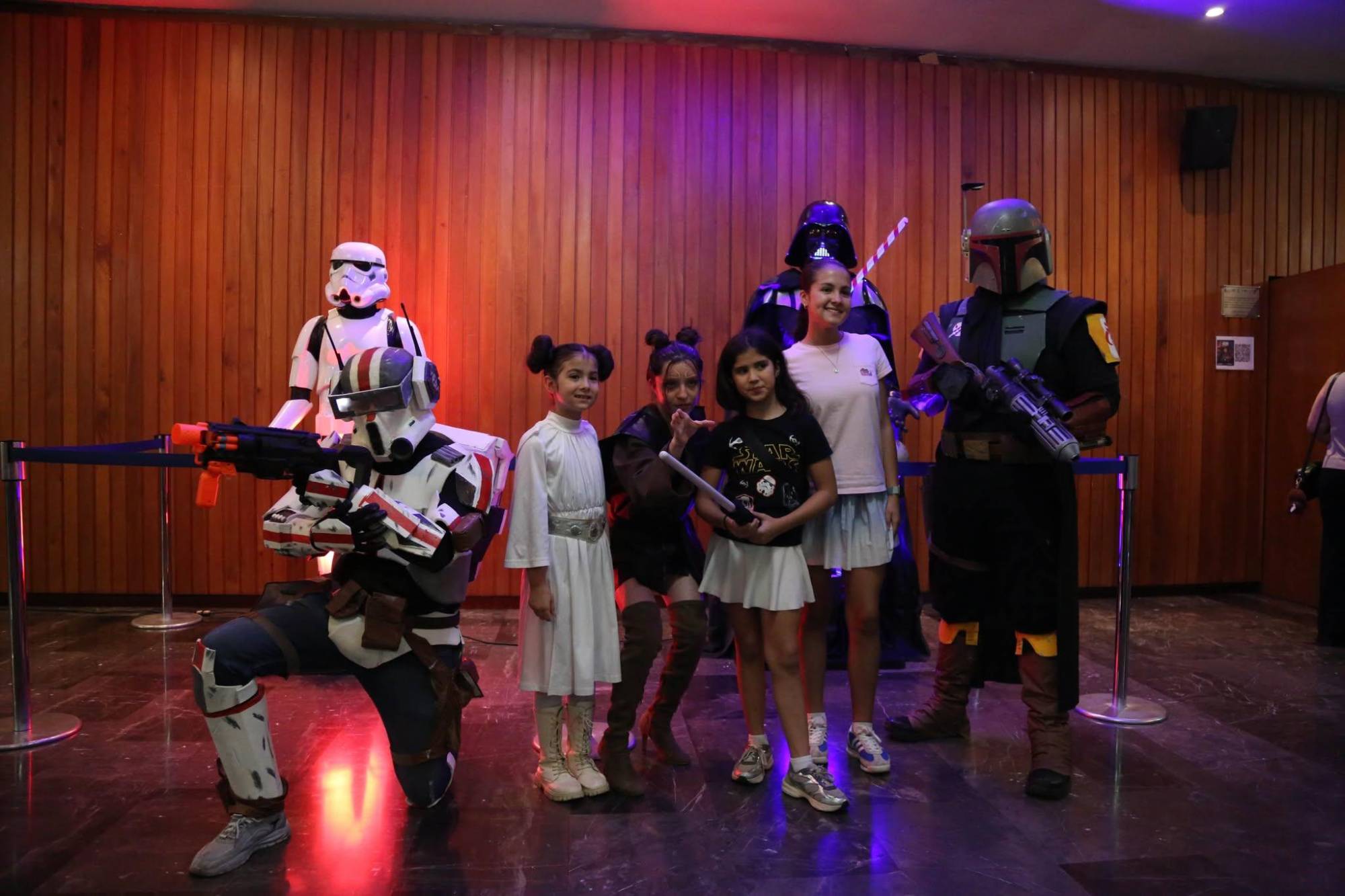 $!El público pudo tomarse fotos con sus personajes favoritos.