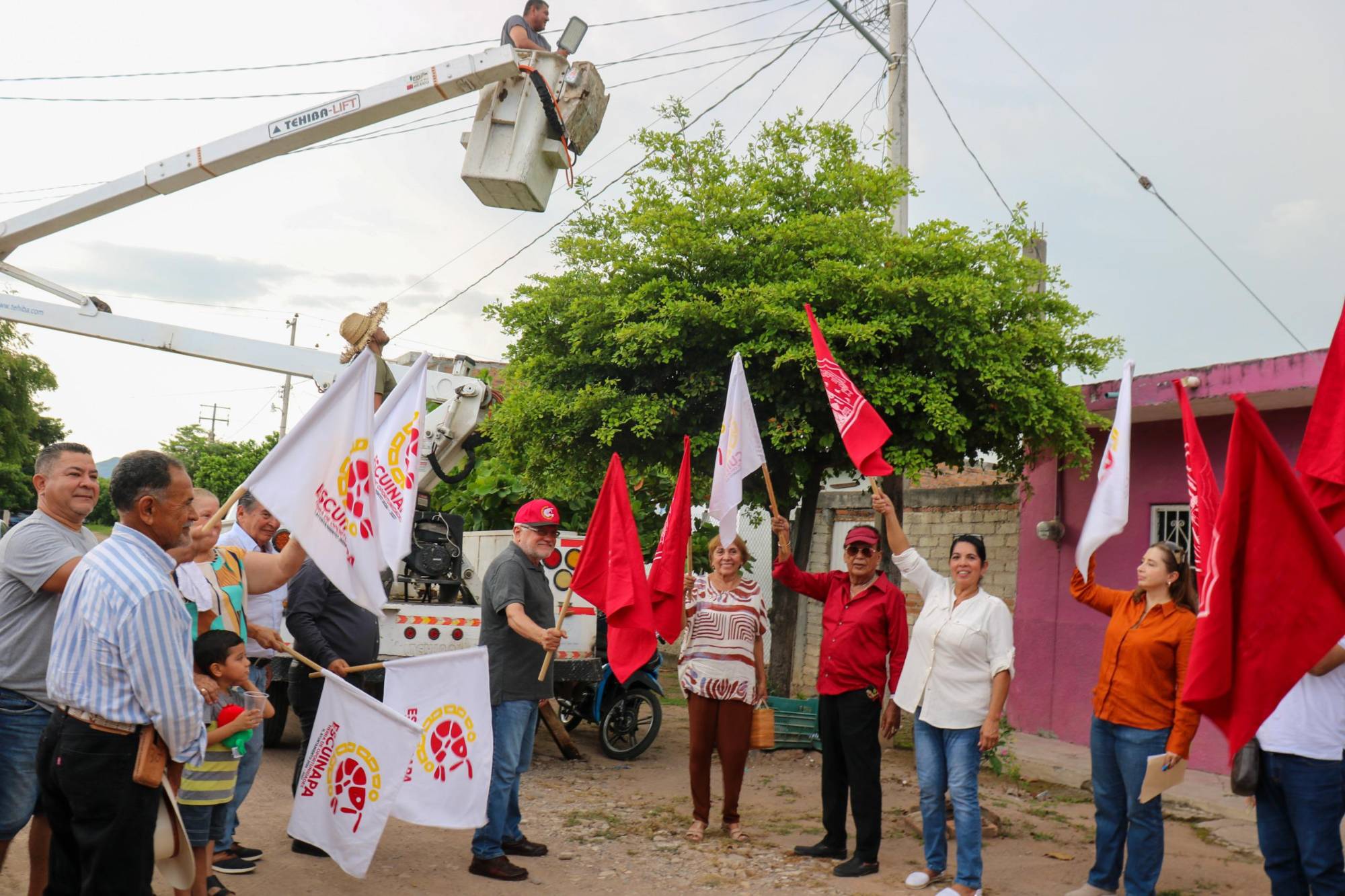 $!Rehabilitan luminarias en La Concha; obra beneficiará a 250 hogares en Escuinapa