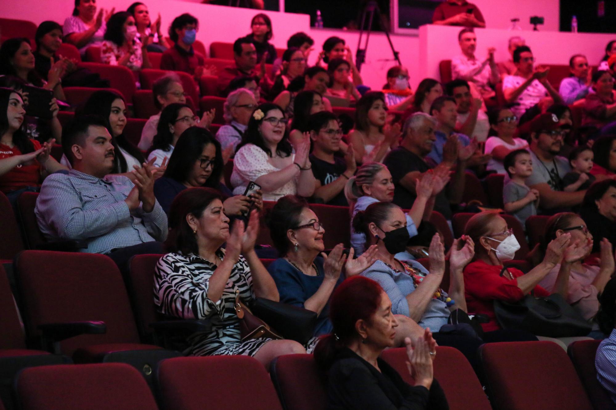 $!El público ovacionó a los músicos.