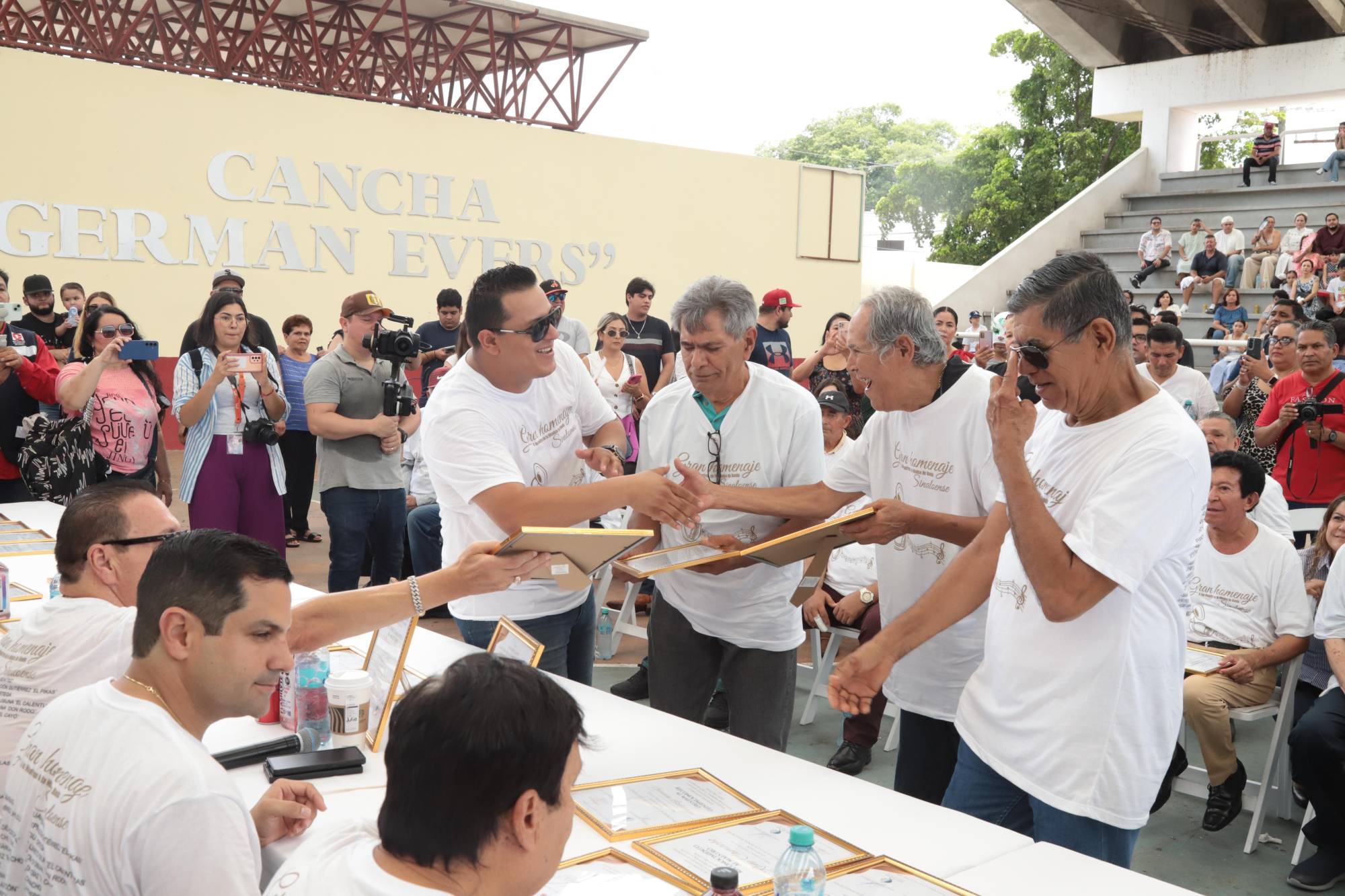 $!Los Hermanos José Ignacio y Francisco Sánchez reciben reconocimiento.