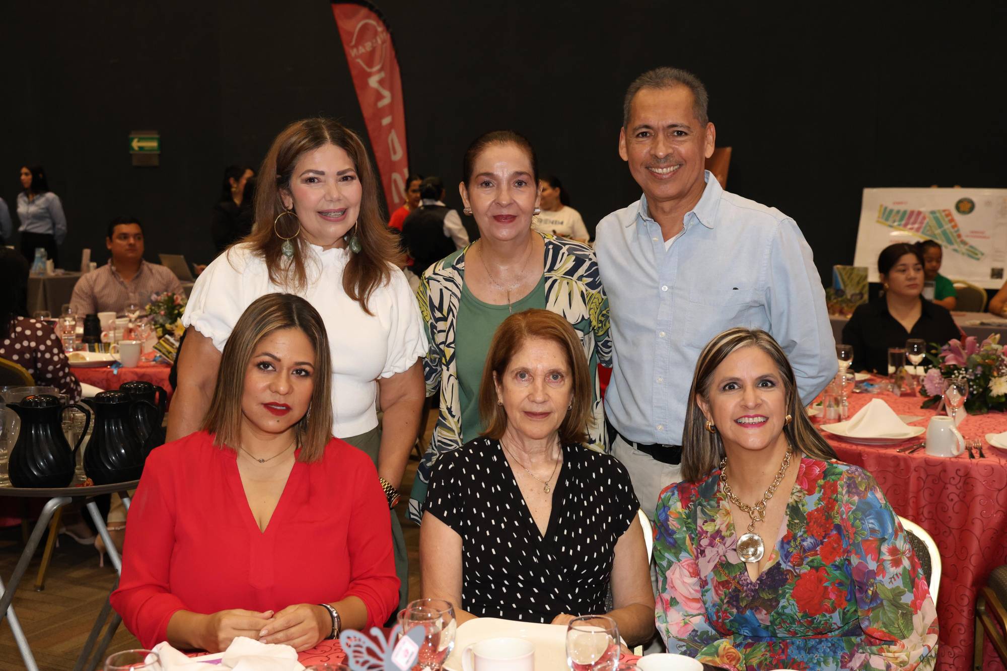 $!Elizabeth Peraza, Gabriela Guardado y Francisco Javier Villa. Sentados, Dunia Ocegueda, Tere Gallo de Gil y Diana Rice.