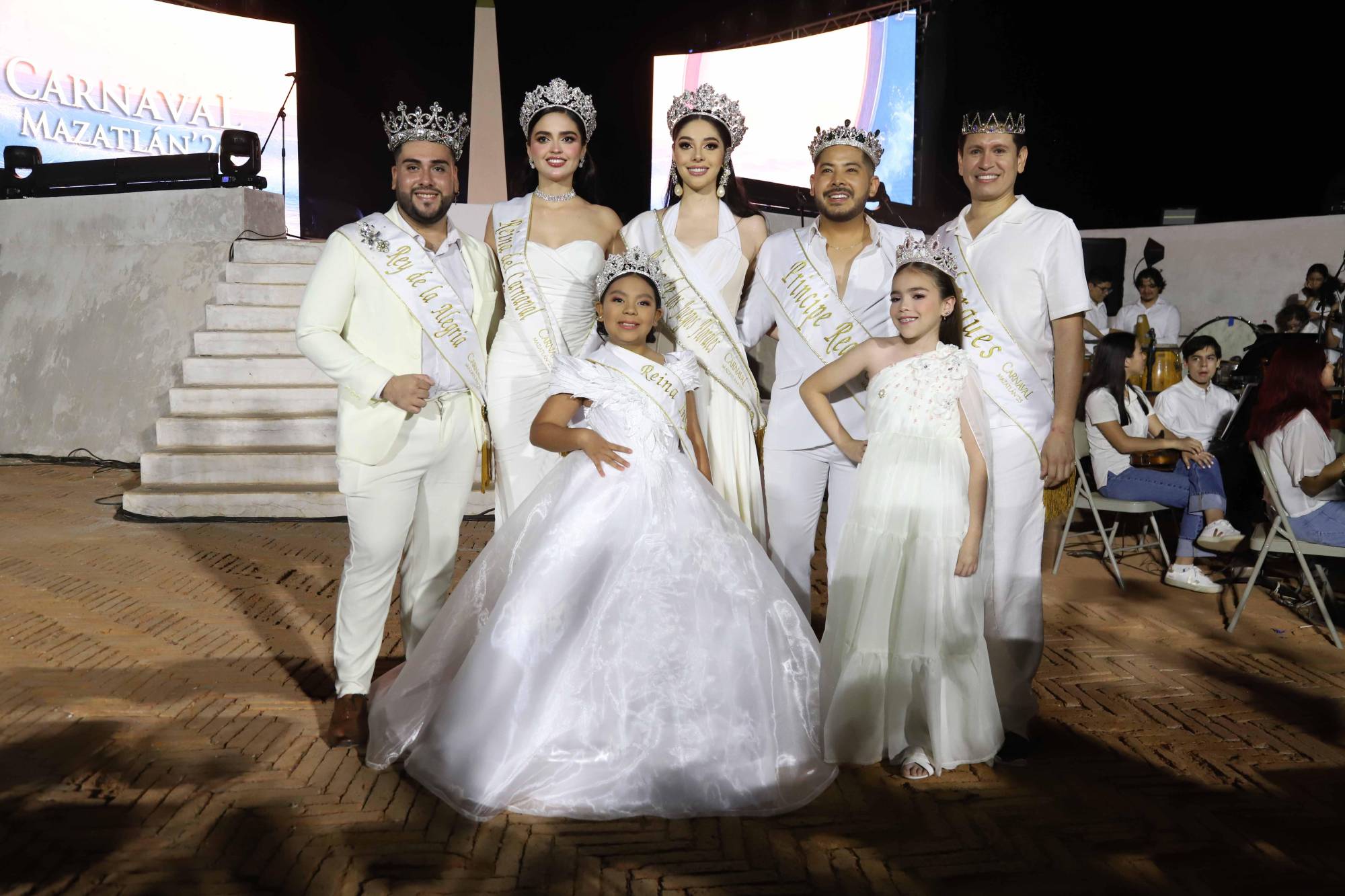 $!La realeza del Carnaval 2024, estuvo presente en la velada.