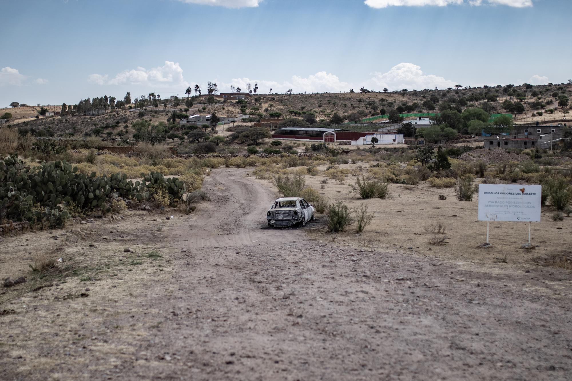 $!Carros quemados, casquillos y restos de sangre componen el paisaje hacia las comunidades desplazadas en la Sierra de Cardos, en el municipio de Jerez.