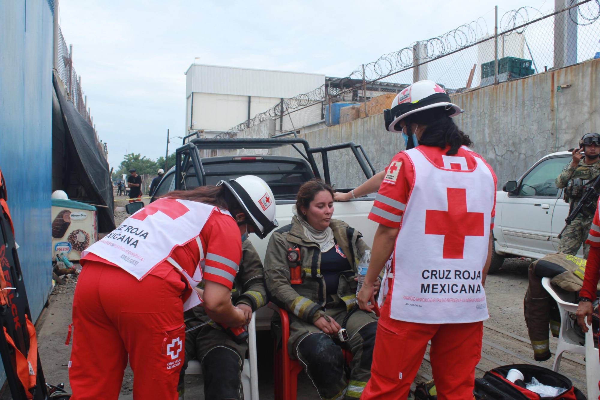 $!Trabajos de soldadura provocan explosión e incendio de un barco camaronero en Mazatlán