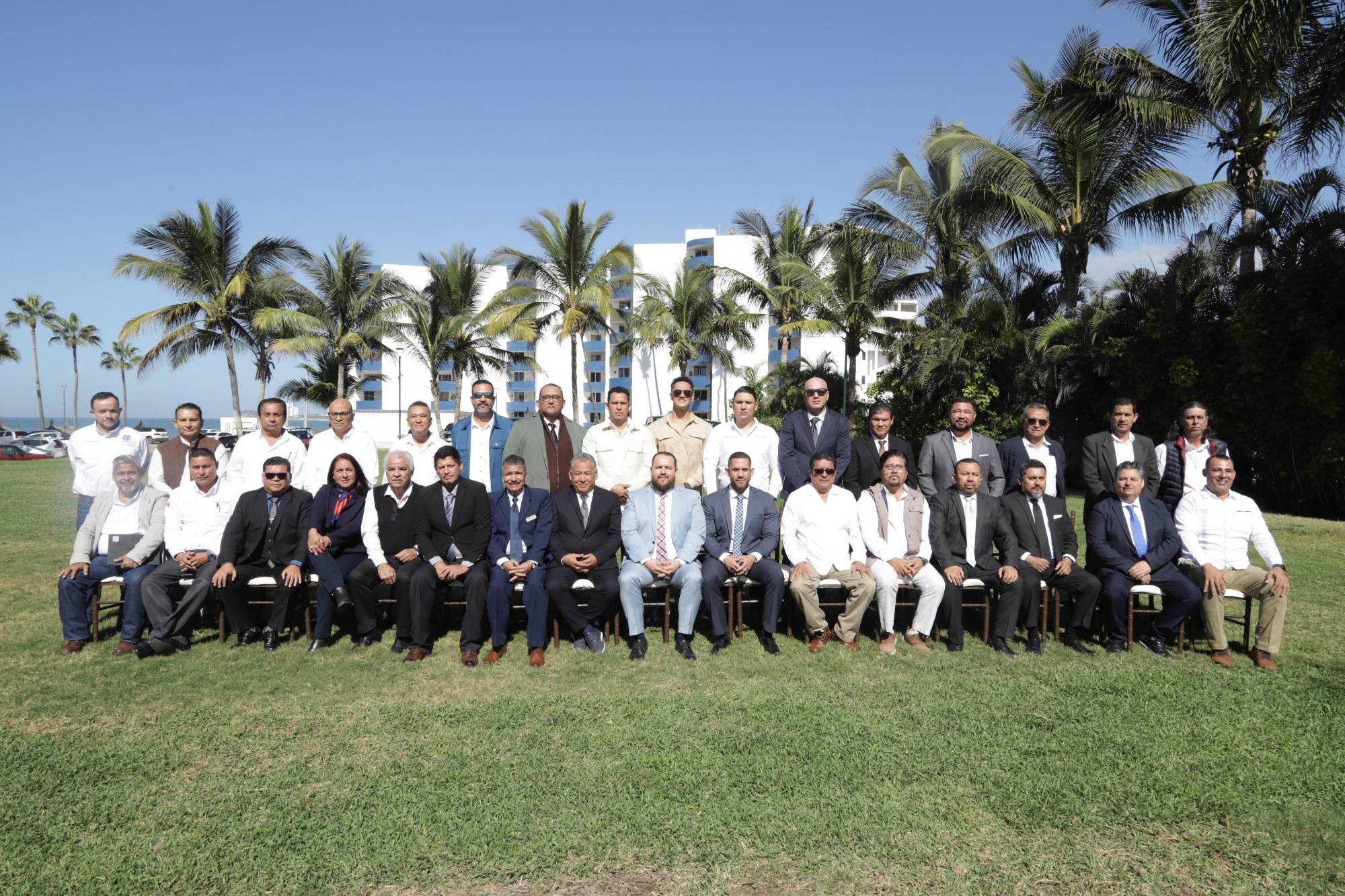 $!En la cermeonia integrantes del Colegio de Ingenieros Civiles del Sur de Sinaloa se tomaron la fotografía del recuerdo.