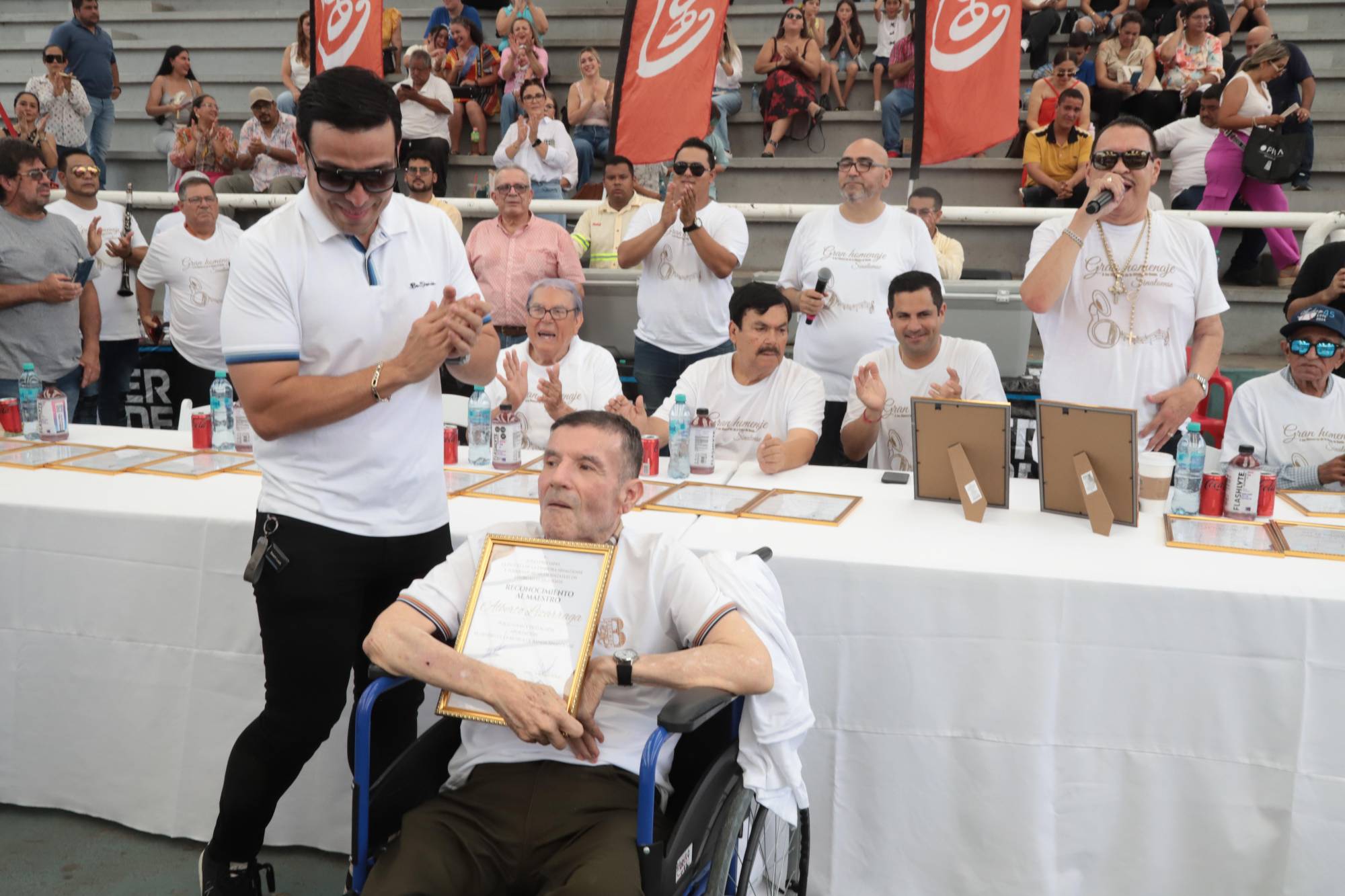 $!Entre aplausos, Alberto Lizárraga recibe reconocimiento.