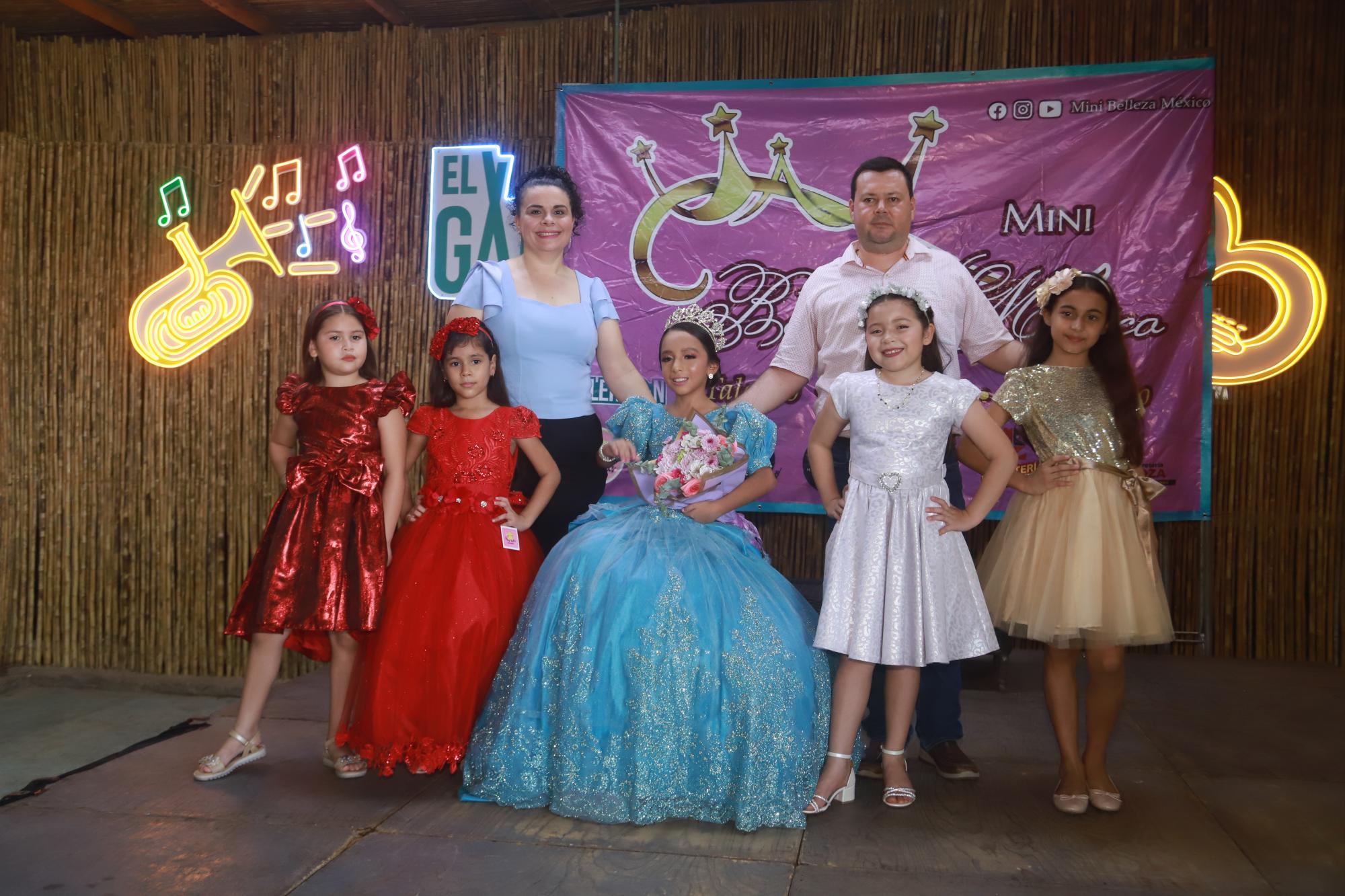 $!Ivanna Sánchez entre Alma Osuna y Carlos Gamboa, así como las pequeñas modelos, Ángela Victoria Galván, Marcela Gamboa, Ángela Victoria Galván y Mina Guerra Ochoa.