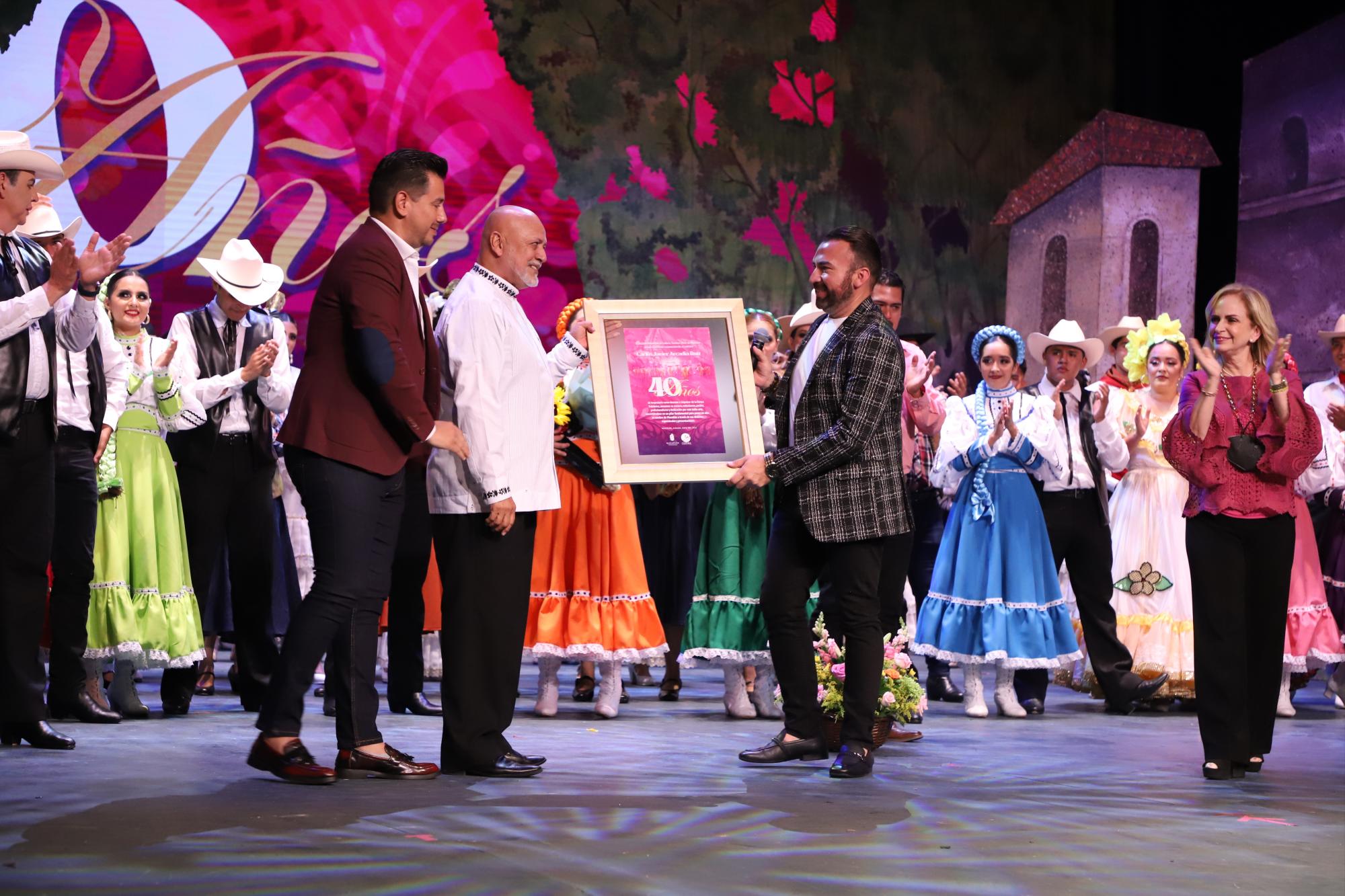 $!El maestro Carlos Javier Arcadia recibe el reconocimiento por parte del Instituto de Cultura, Turismo y Arte de Mazatlán por sus 40 años de trayectoria.