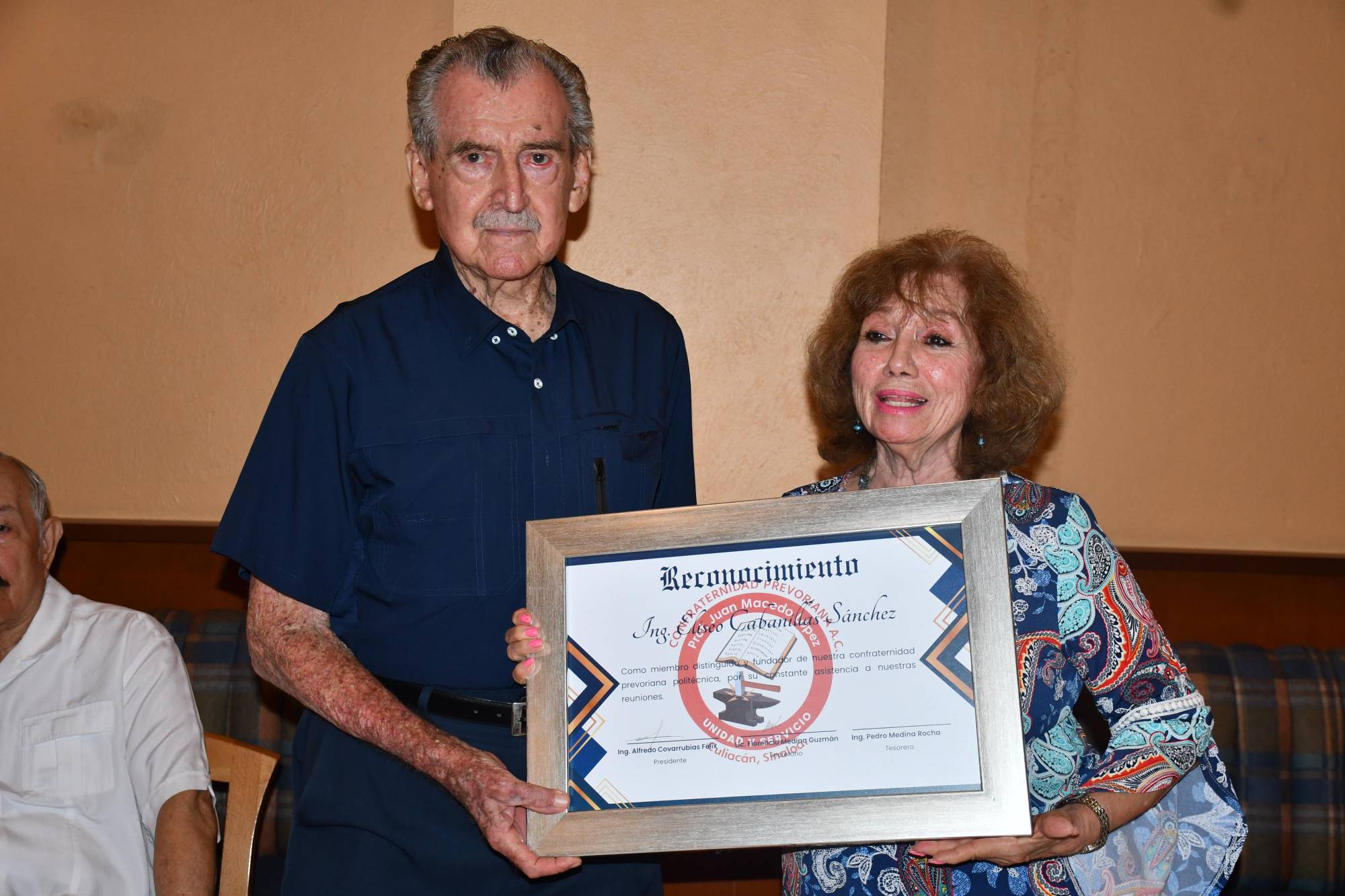 $!Eliseo Cabanillas recibe un reconocimiento junto a María Josefa Ramos.