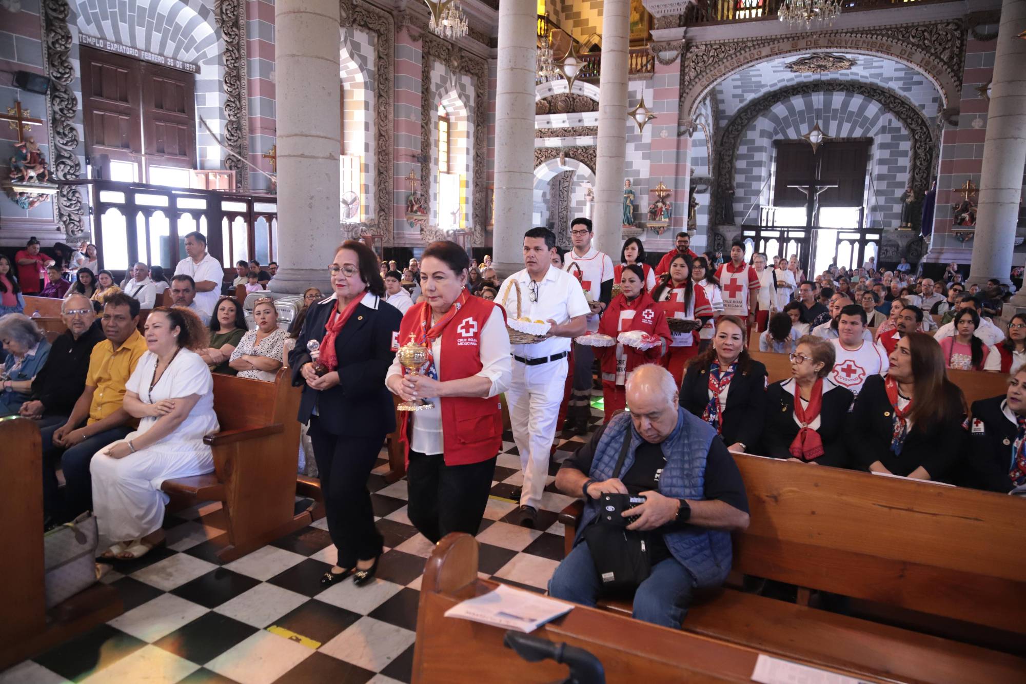 $!Personal de Cruz Roja Mazatlán entrega las ofrendas.