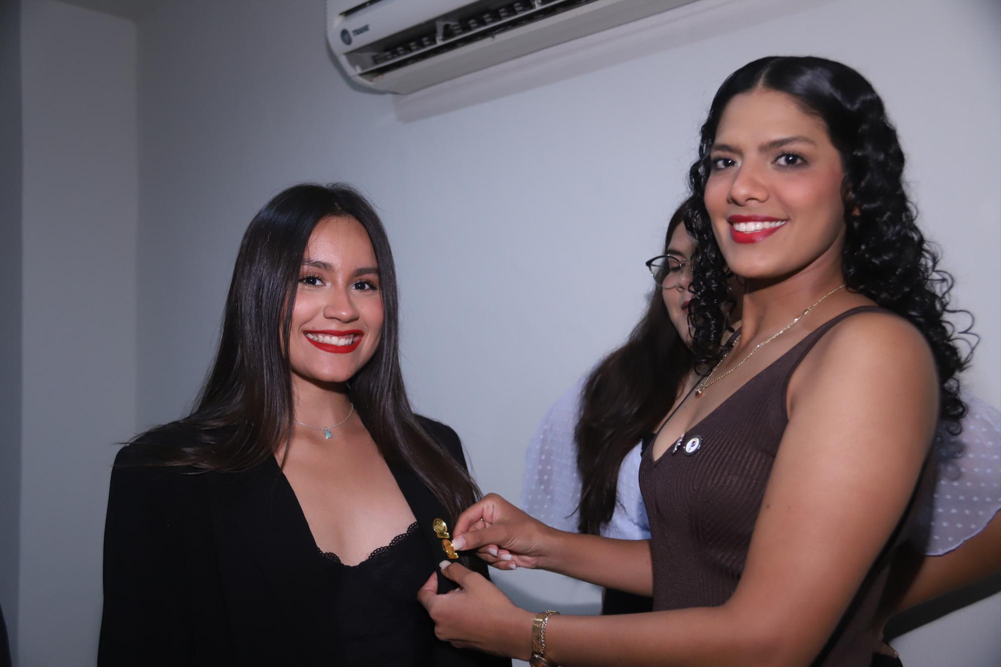 $!Miranda Pedroza recibe el pin de Sadkiel Gabriela Flores, presidenta del Club Rotaract Mazatlán.