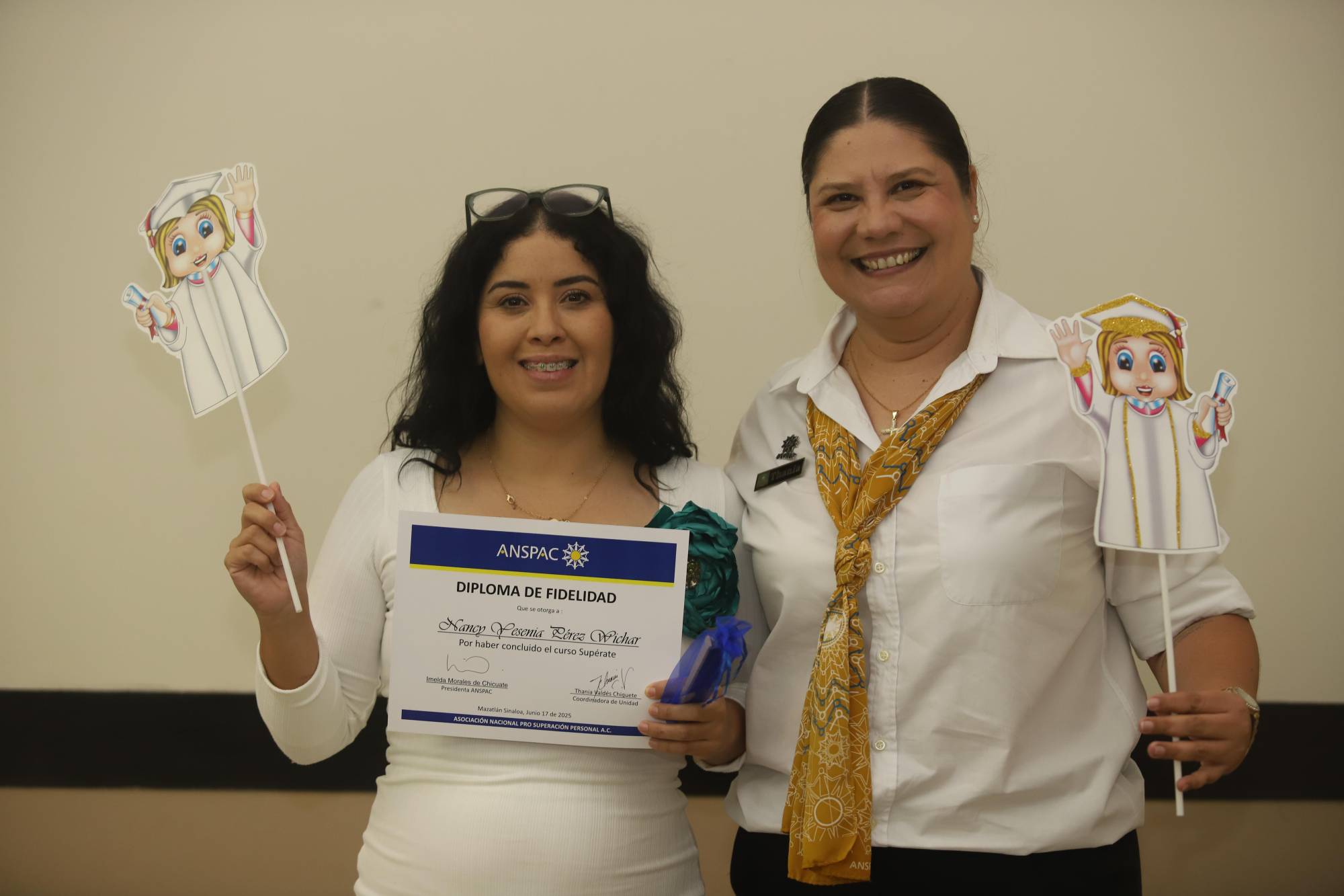 $!Nancy Yesenia Pérez junto a su animadora Thania Valdés, de la Unidad Redpetroil.