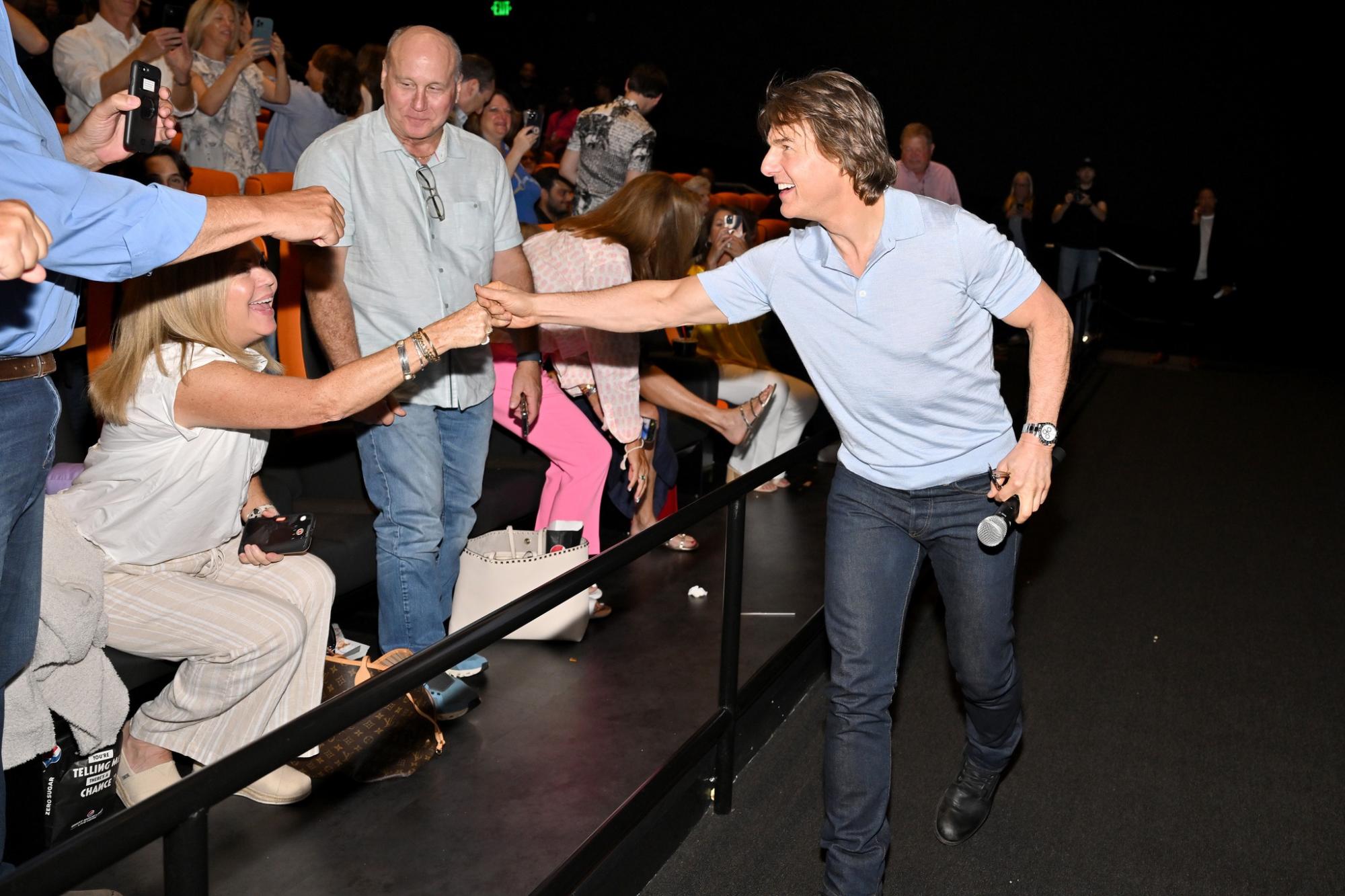 $!Sorprende Tom Cruise a fans durante la proyección de ‘Mission Impossible 7’