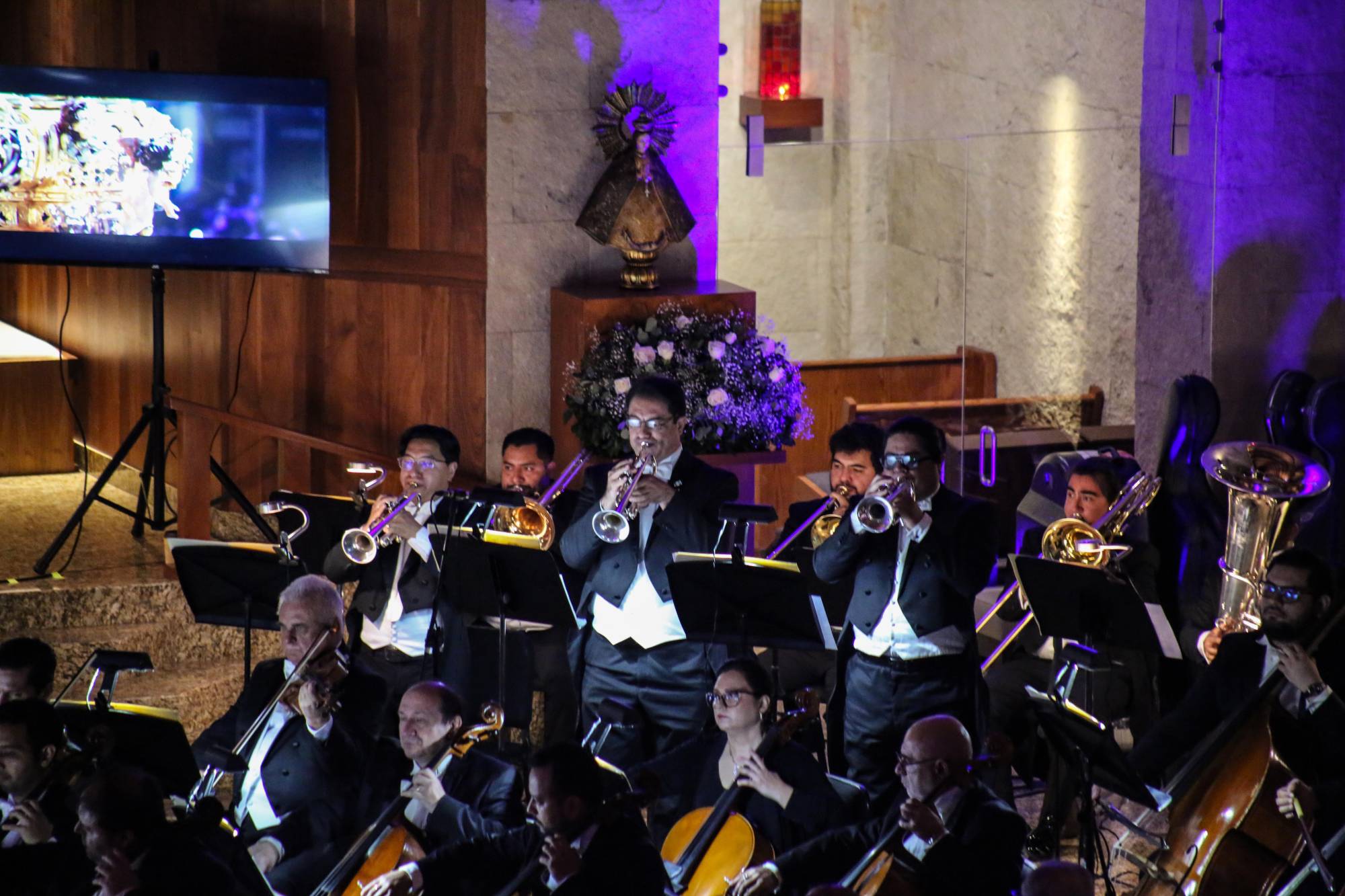 $!El sonoro toque de trompetas anunciaba la apertura de la procesión.