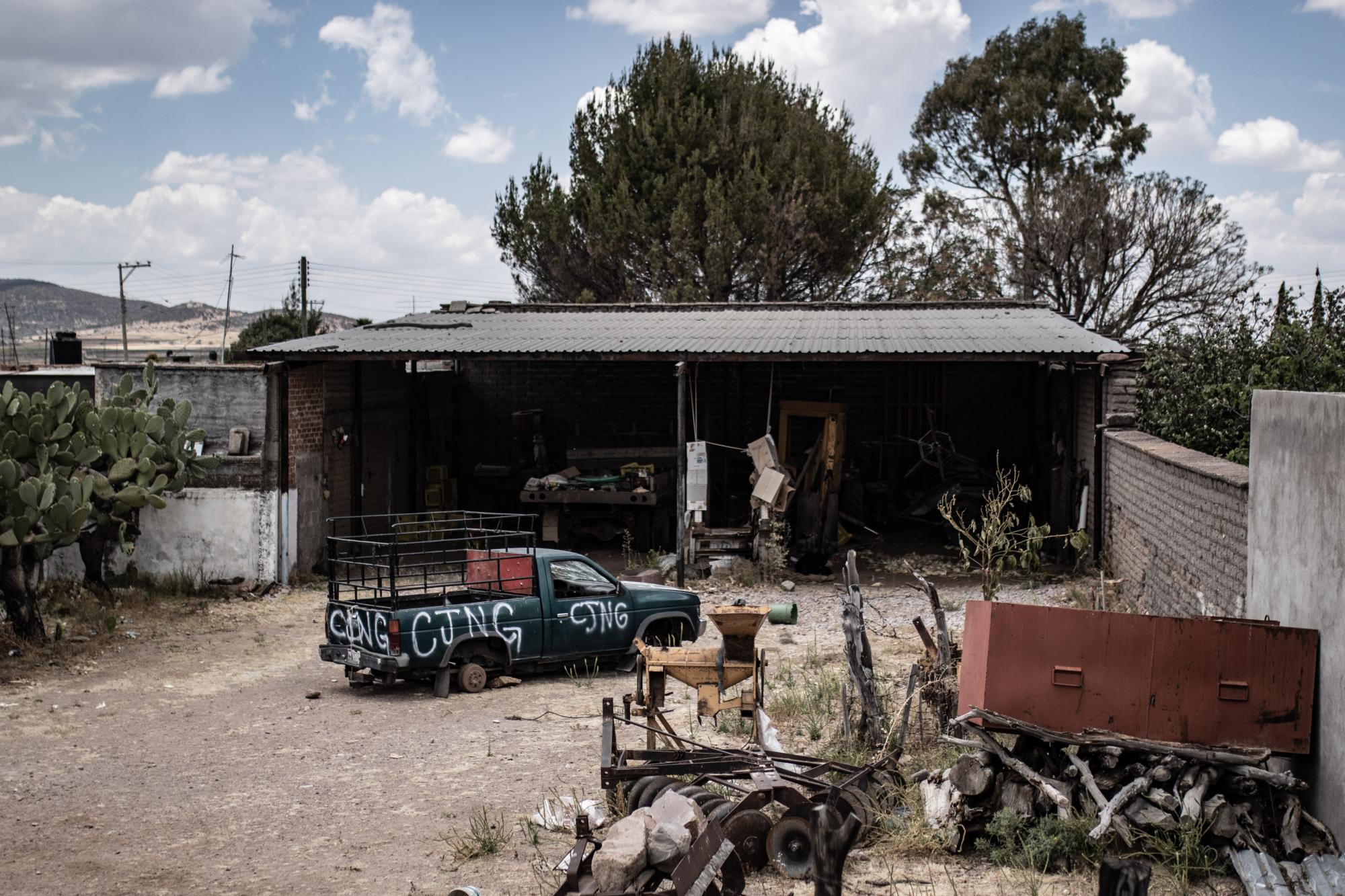 $!Una camioneta con las siglas del Cártel Jalisco Nueva Generación en la comunidad de Palmas Altas, en el municipio de Jerez. Diversas viviendas también fueron marcadas con las siglas del Cártel de Sinaloa y el “MZ” de Mario ‘Mayo’ Zambada.