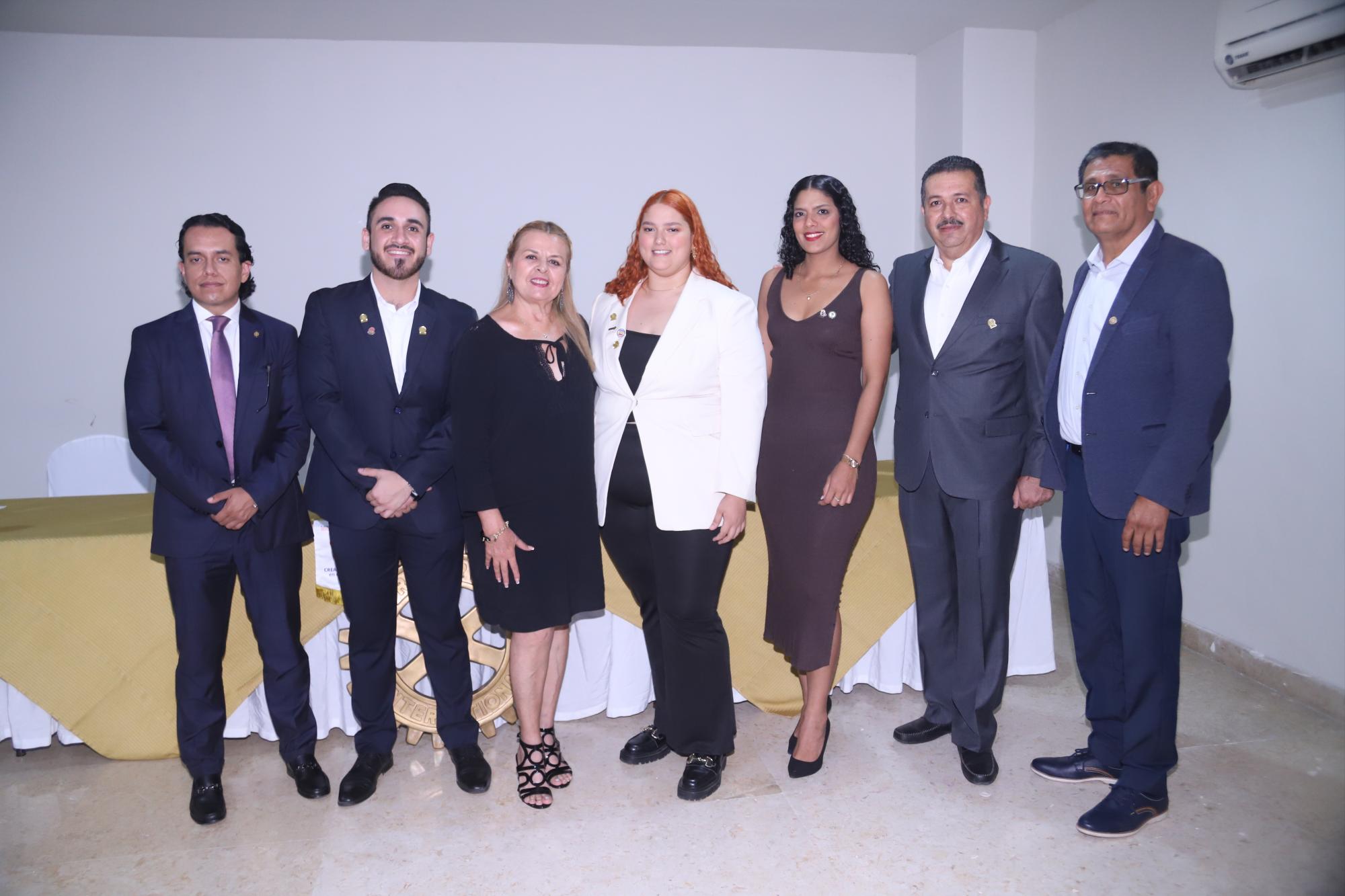 $!Rafael Tadeo Tiznado y Viridiana Tirado entre sus invitados especiales, César Tejeda, Edna Ruth Martínez, Sadkiel Gabriela Flores, Óscar Tirado y José Arturo Zamudio.