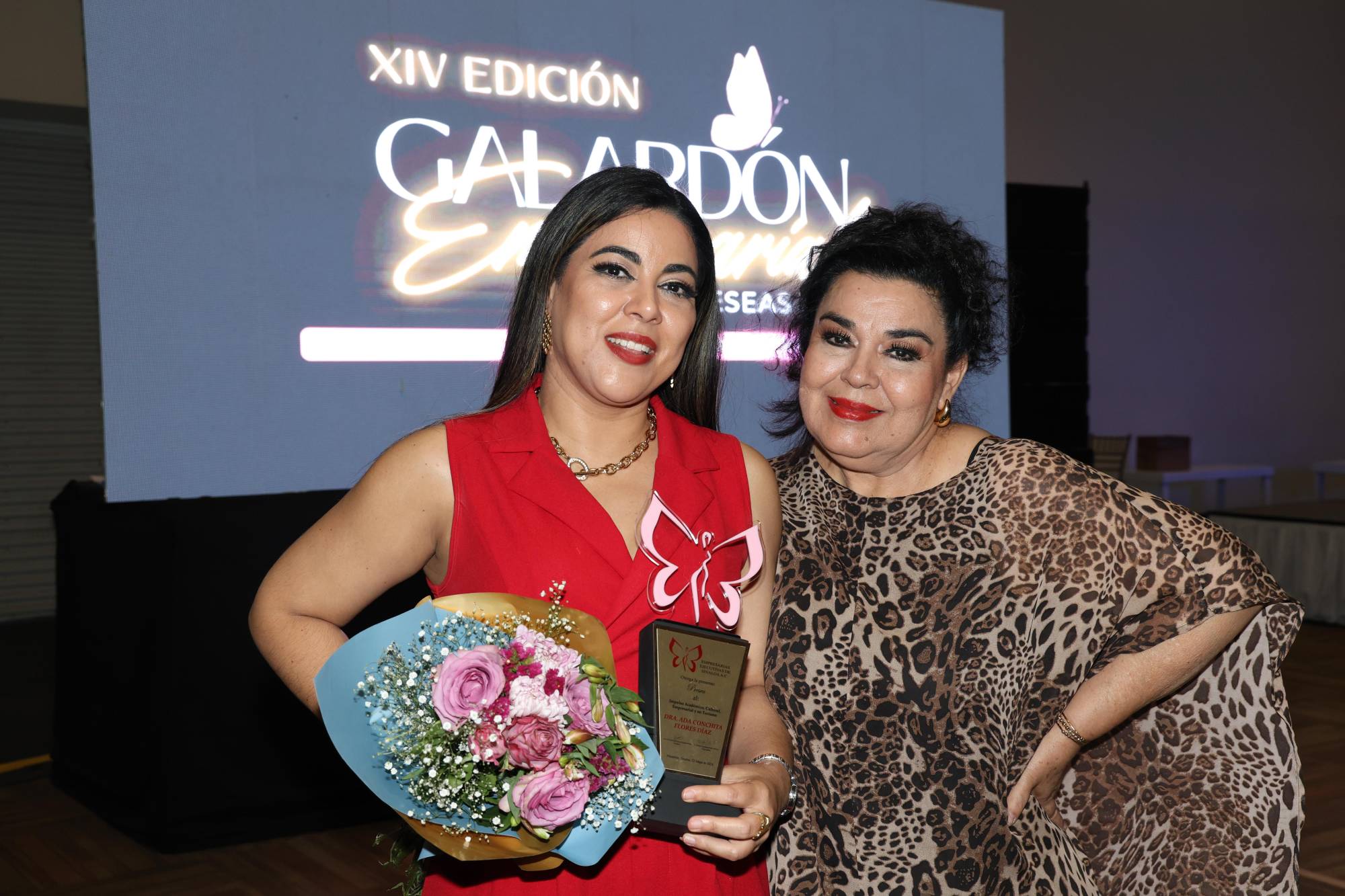 $!Ada Conchita Flores Díaz quien recibió su distinción por su impulso académico, cultural, empresarial y turístico, junto a su mamá Conchita Díaz.