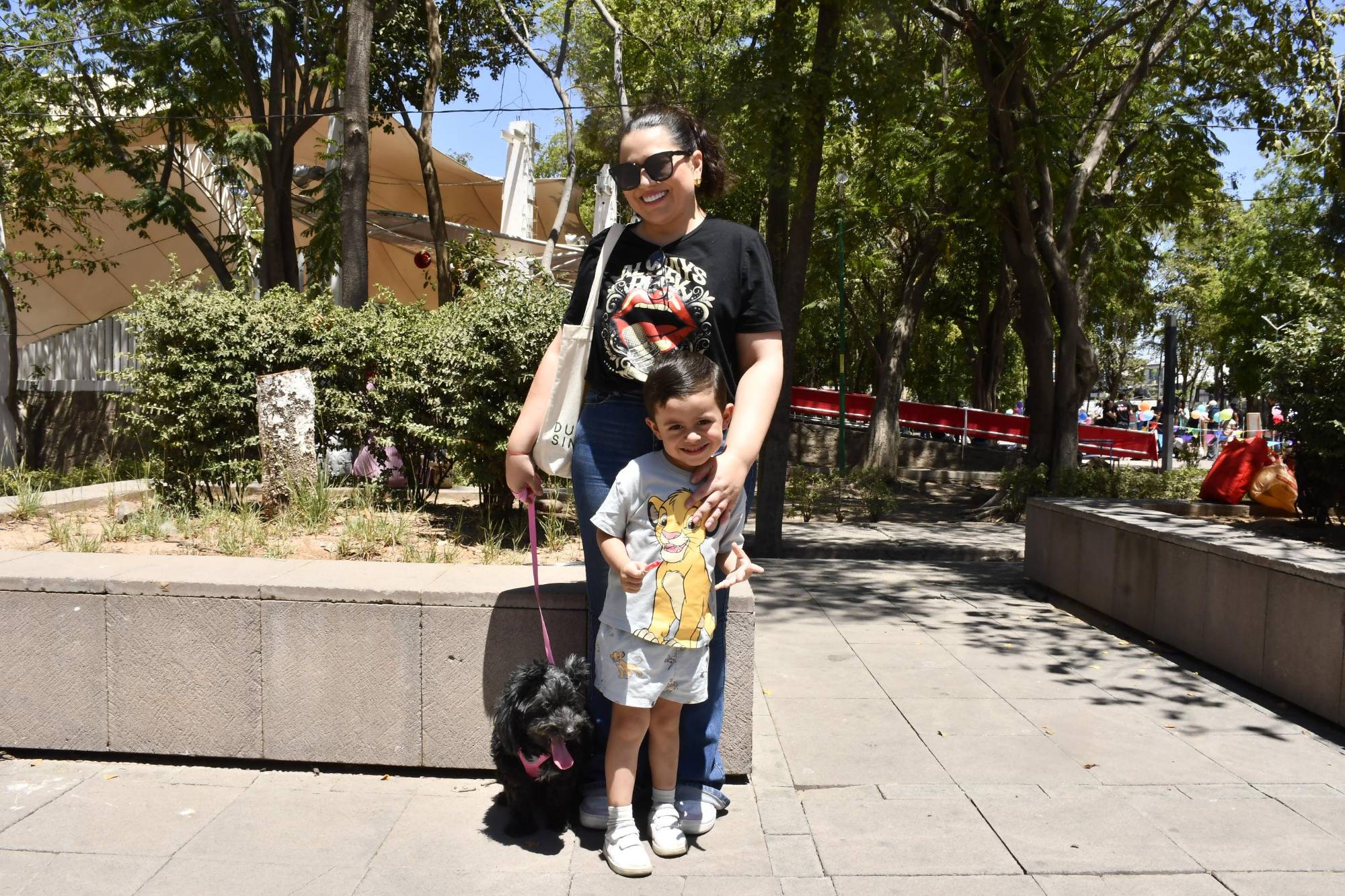 $!Daisy y Emiliano Quintero acudieron al festejo con su mascota Muñeca.