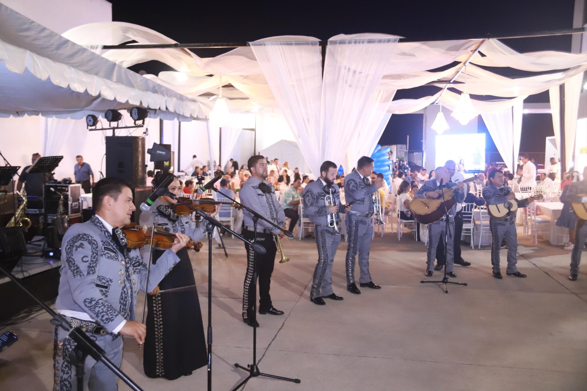 $!Los asistentes disfrutaron de la música de un mariachi.