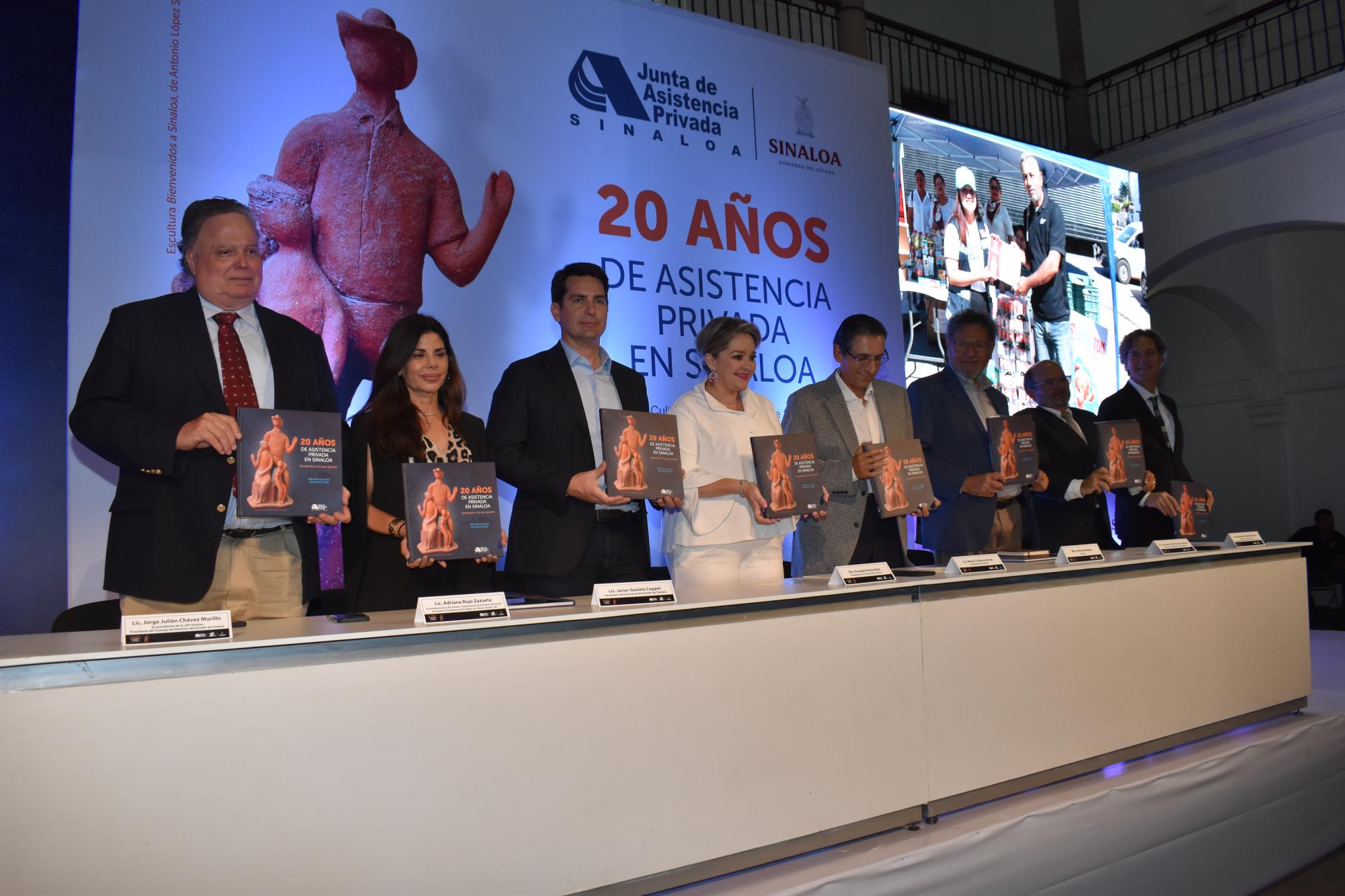 $!Ex presidentes de la junta e invitados presentan el tercer libro que lanza la JAP Sinaloa.