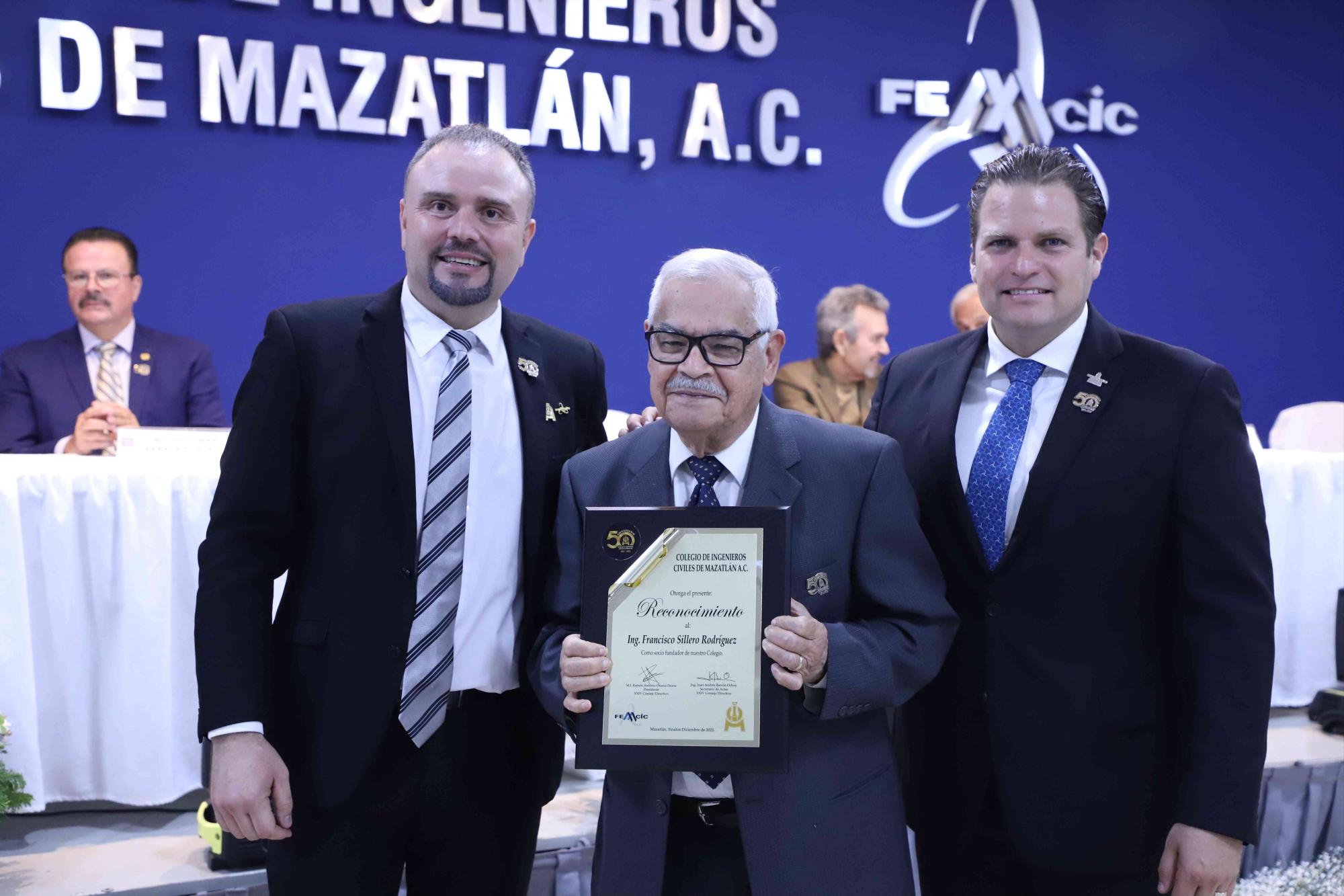 $!Francisco Sillero Rodríguez recibe el reconocimiento como Socio Fundador del Colegio de Ingenieros Civiles de Mazatlán, A. C.