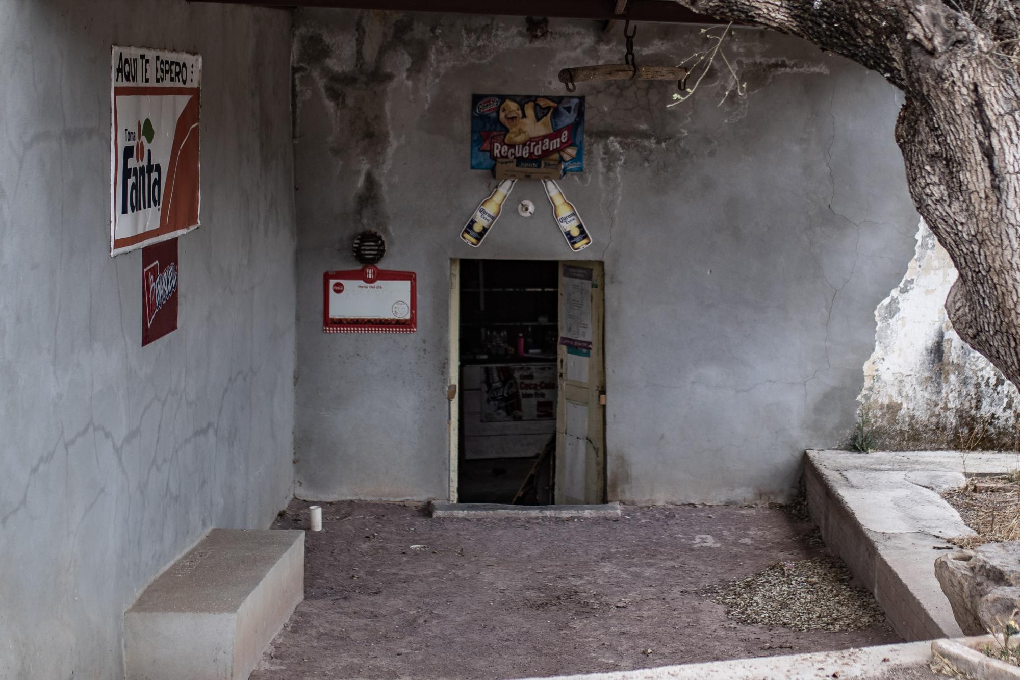 $!En esta tienda de abarrotes desaparecieron el tendero y una persona que bebía un refresco mientras descansaba en la banca. Se los llevó un grupo de hombres armados en abril de 2021.