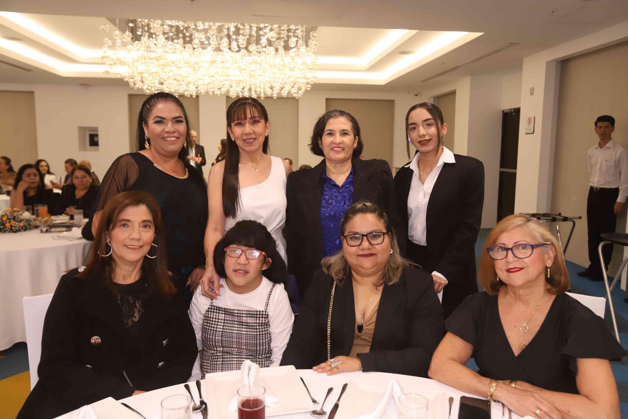 $!Maribel Ibarra, María Teresa de la Paz, Ericka Flores, Ericka Lizárraga, María Guadalupe de la Paz, Maite Guadalupe Magallón, Dulce Córdova y Karla Tostado.