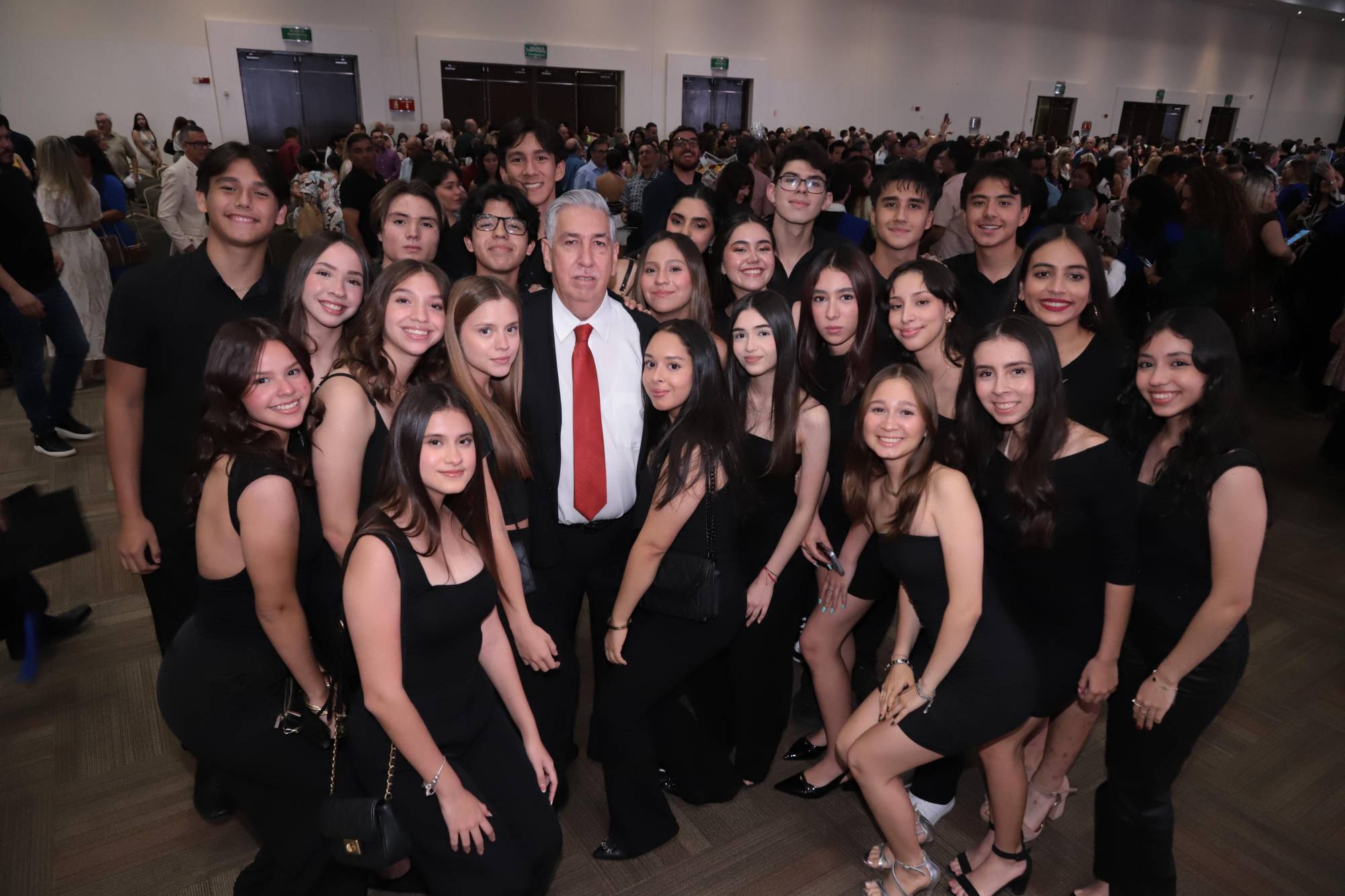$!El profesor Antonio Morales, a quien le entregaron un reconocimiento al jubilarse después de 37 años de labor, aquí entre un grupo de alumnos.