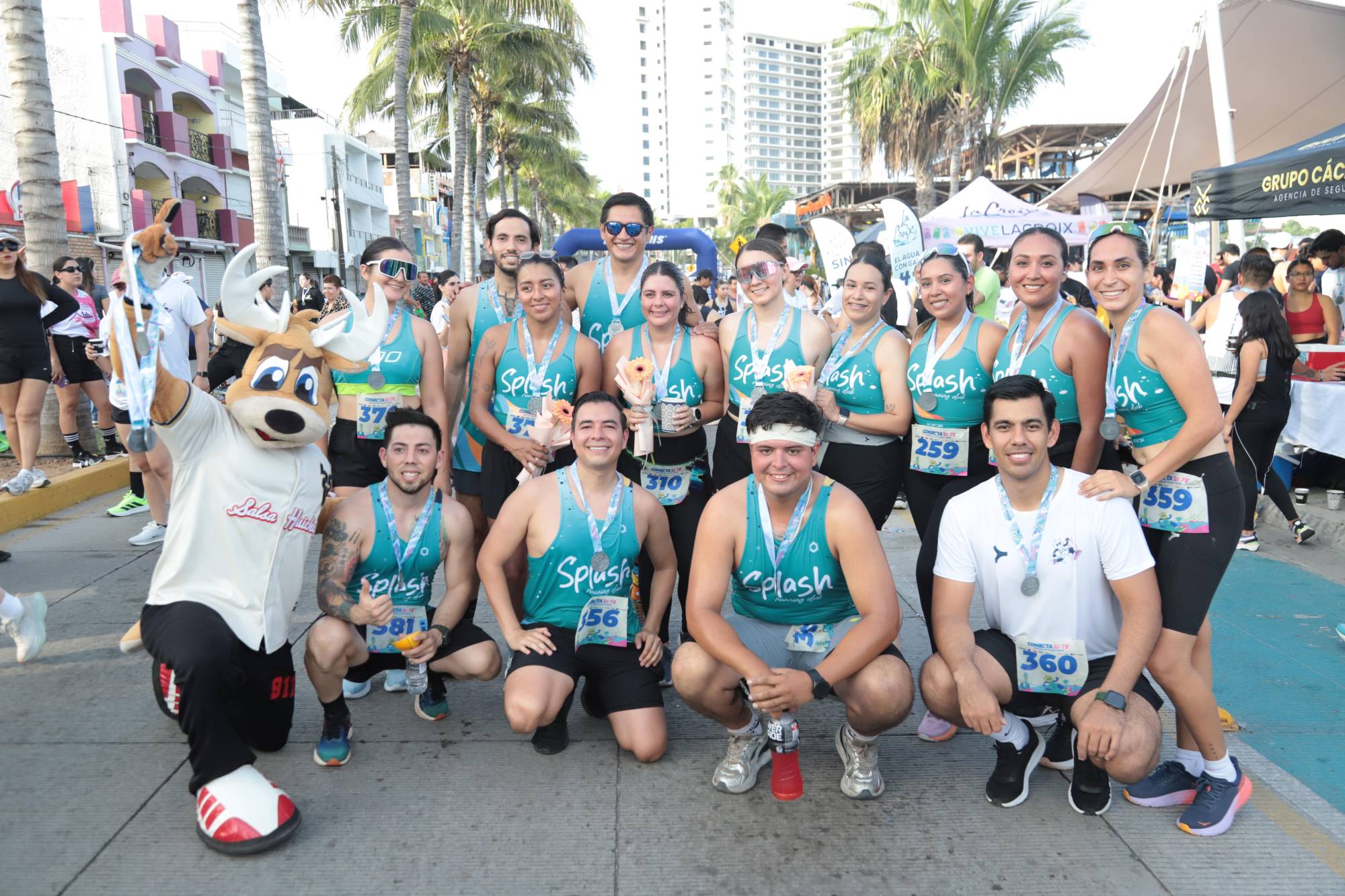 $!El Venny con el equipo Splash.