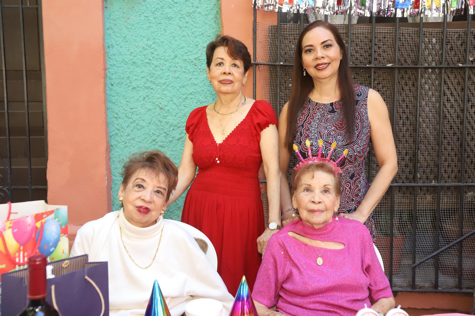 $!Leticia Ung, Laura Pérez, Laura Hilda Ung junto a la cumpleañera.
