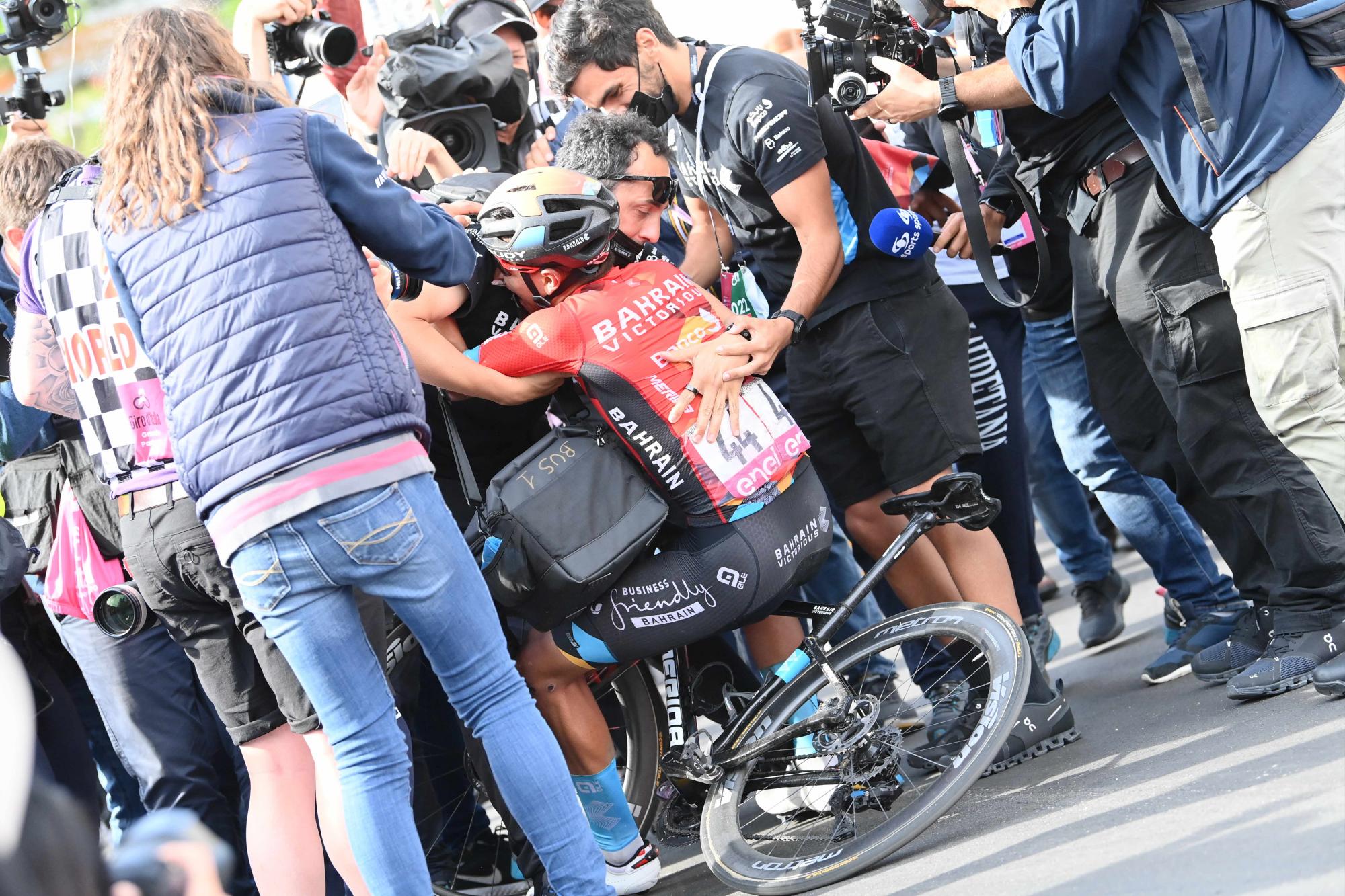 $!Colombiano Santiago Buitrago llora de alegría en el Giro de Italia